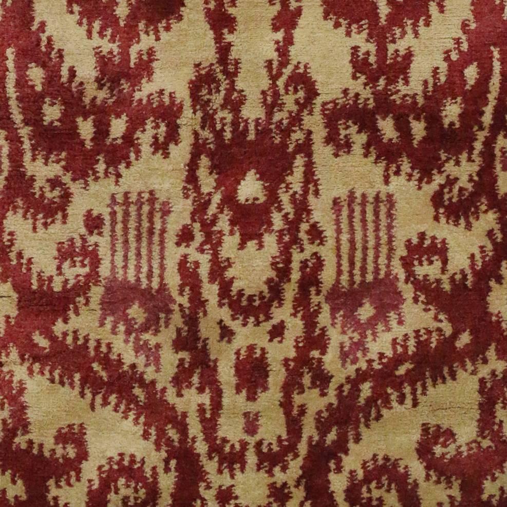 Annodato a mano Nuovo tappeto contemporaneo Ikat rosso con stile moderno, tappeto d'accento in vendita