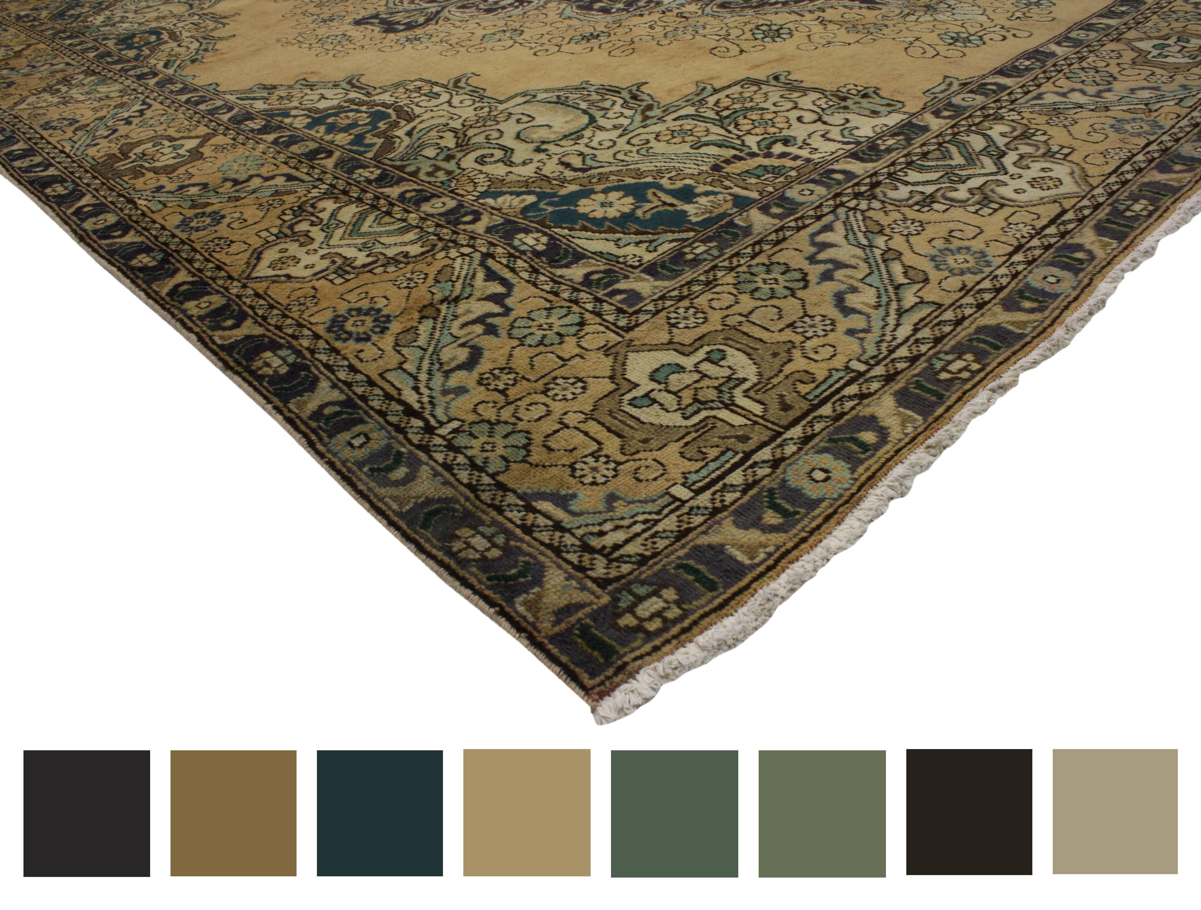 76452 Persischer Tabriz-Teppich mit neoklassischem Hollywood-Regency-Glamour. Dieser handgeknüpfte alte persische Täbriz-Teppich aus Wolle zeigt ein großformatiges Medaillon mit Höckern und Anhängern, die von einem kunstvollen Filigran aus runden