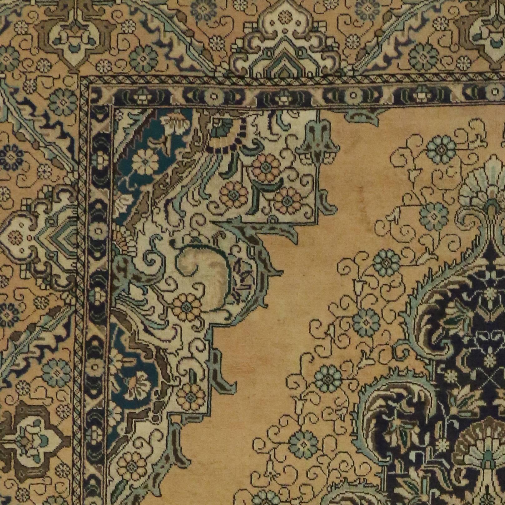 Persischer Täbriz-Teppich mit neoklassizistischem Hollywood-Regency-Glamour im Zustand „Gut“ im Angebot in Dallas, TX