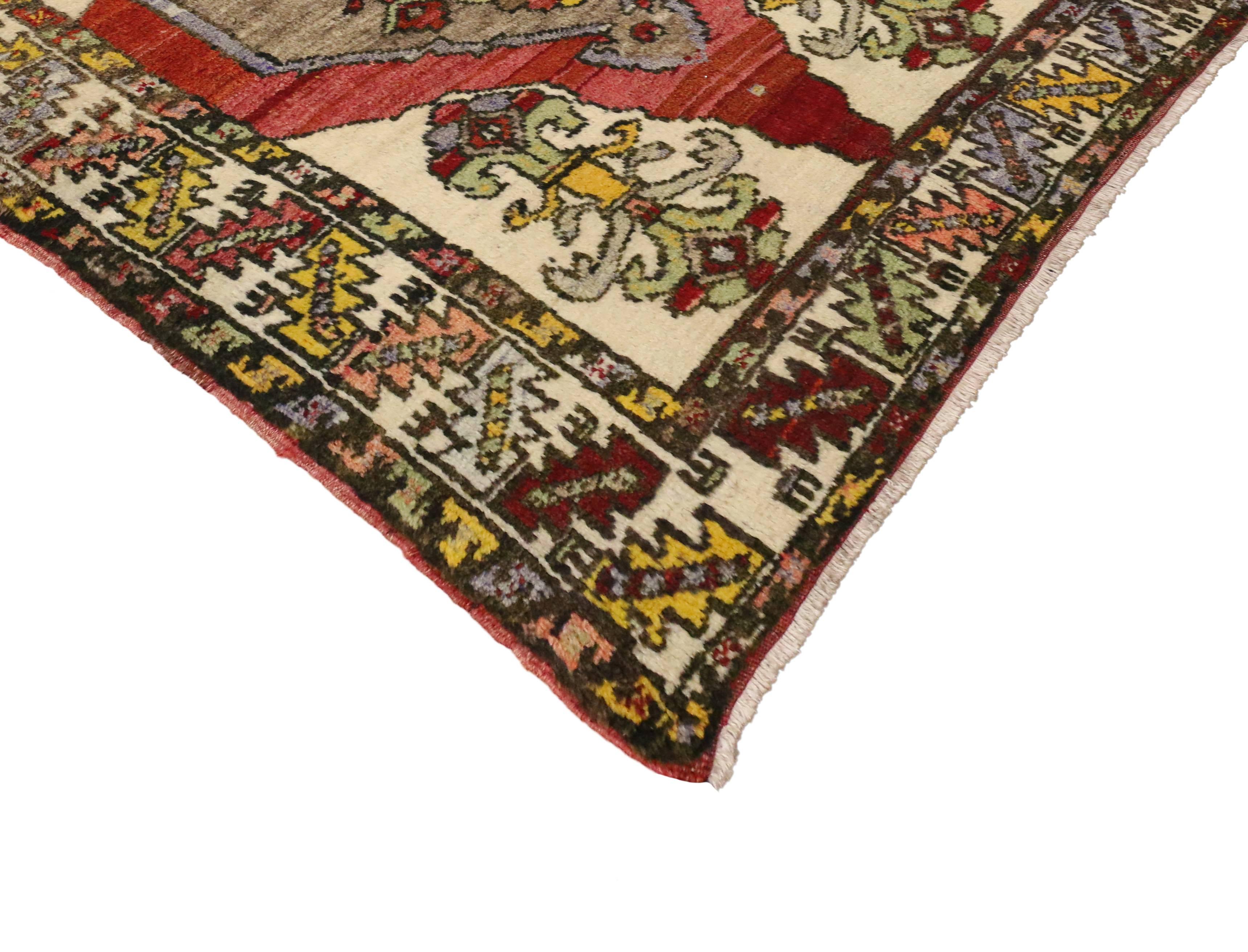 50163 Vintage Turkish Oushak Rug with Modern Traditional Style 03'01 x 04'07. Chaleureux et accueillant avec un design intemporel, ce tapis Oushak turc vintage en laine noué à la main est prêt à impressionner. Le champ abrasé présente un médaillon
