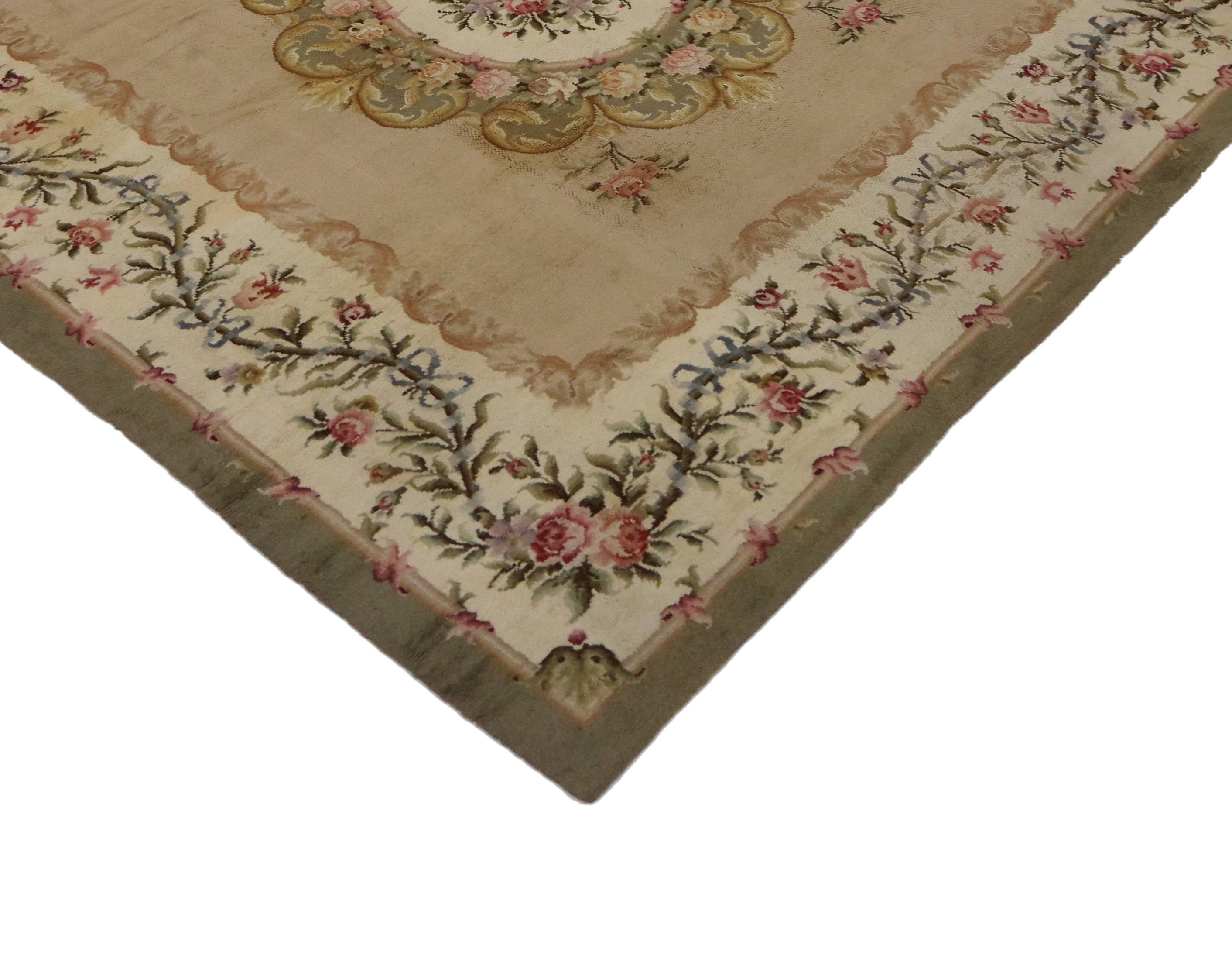 72167 Tapis carré ancien de la Savonnerie espagnole avec style de chintz français 12'06 x 13'00. S'inspirant de Mario Buatta, du style Chintz et d'éléments de design du XVIIIe siècle en France, ce tapis ancien de la Savonnerie espagnole fera