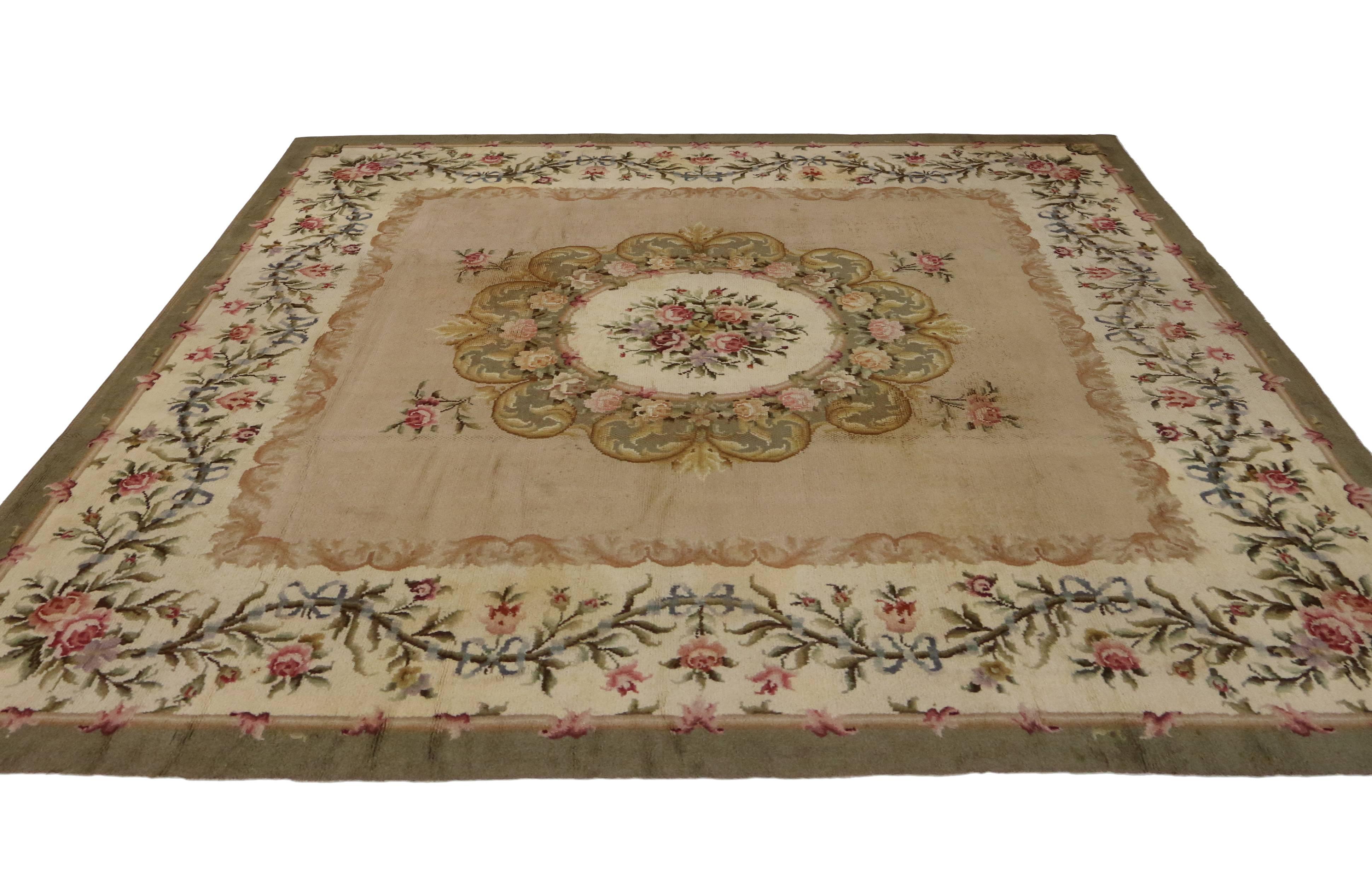 Aubusson Ancien tapis carré de Savonnerie espagnol avec Chintz français en vente