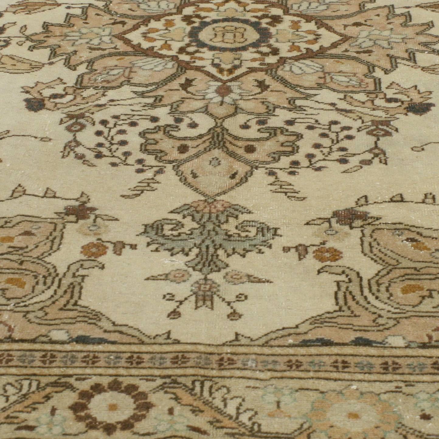 Vintage Turkish Sivas Rug with Transitional Style in Light Colors For Sale 1