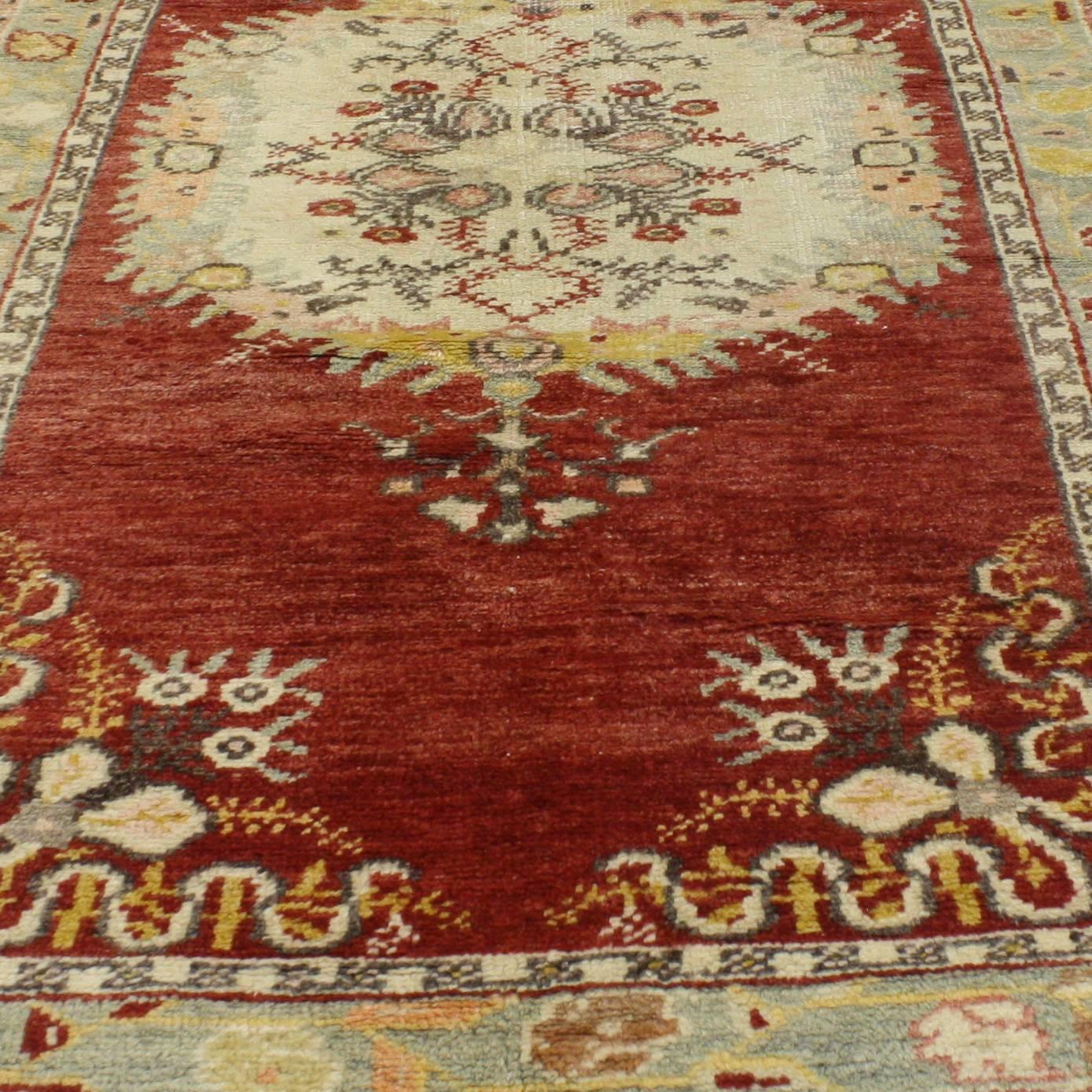 Alfombra turca Oushak de 1940 con estilo romántico tradicional en venta 1