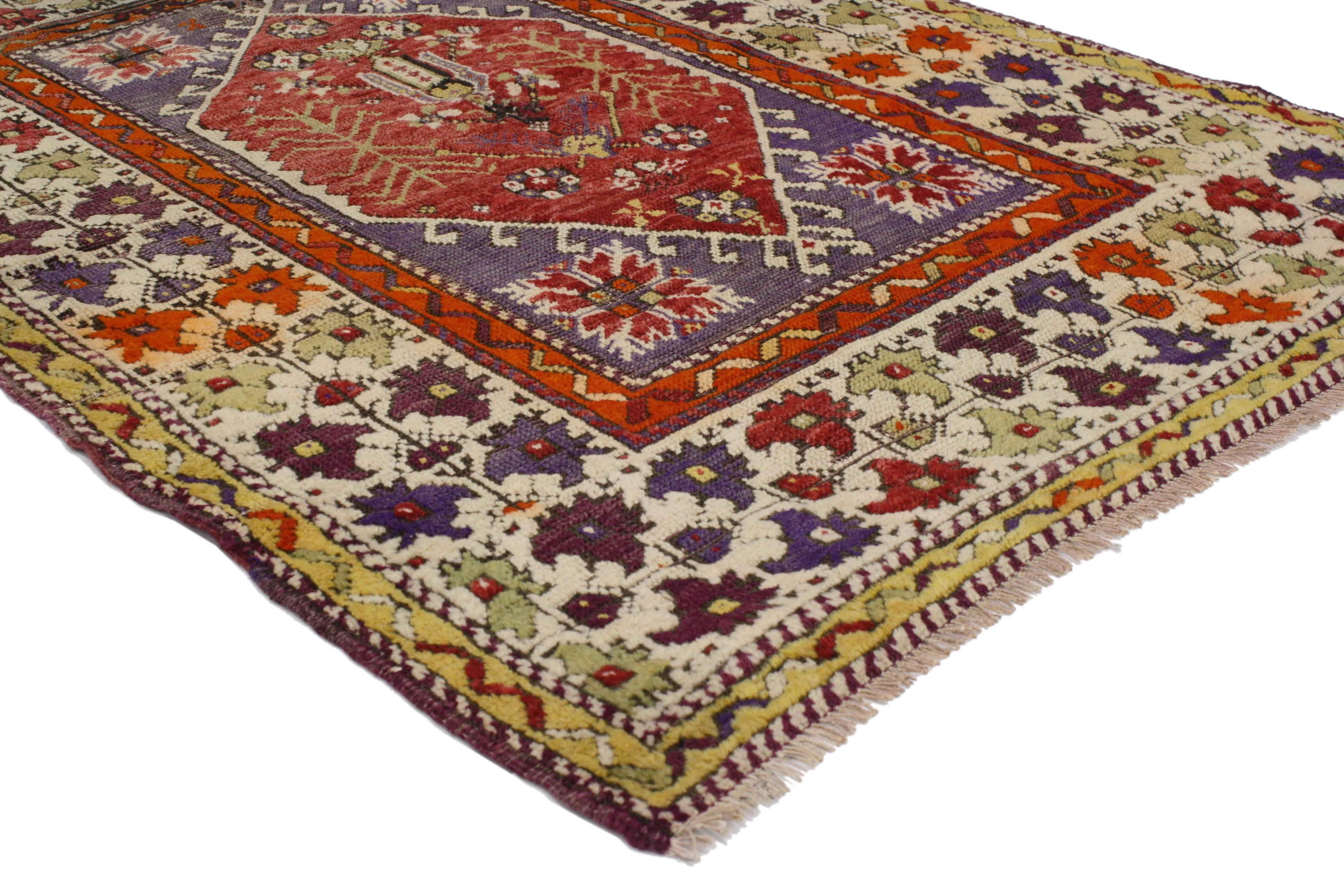 Dieser alte türkische Oushak-Teppich zeichnet sich durch einen modernen, traditionellen Stil aus. Inmitten der anatolischen Geschichte und in leuchtenden Farben vereint dieser alte Oushak-Teppich Schlichtheit mit Raffinesse. Dieser tadellose