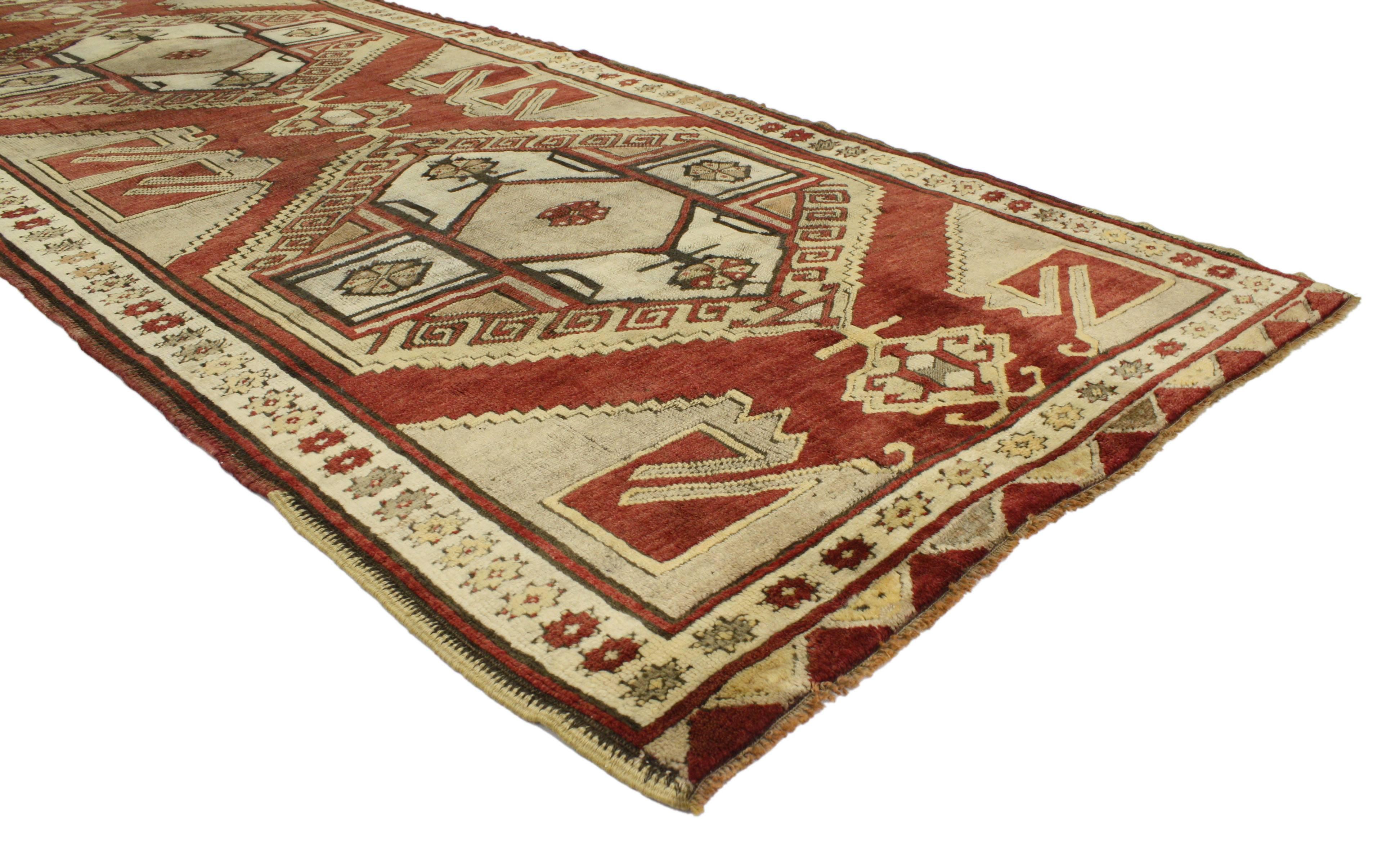 52148 Vintage Turkish Oushak Rug Runner, 03'11 x 09'06. Dieser handgeknüpfte türkische Oushak-Teppich aus Wolle ist ein eindrucksvolles Zeugnis der Kunstfertigkeit und des Könnens anatolischer Weber. Das rustikale rote Feld des Läufers dient als
