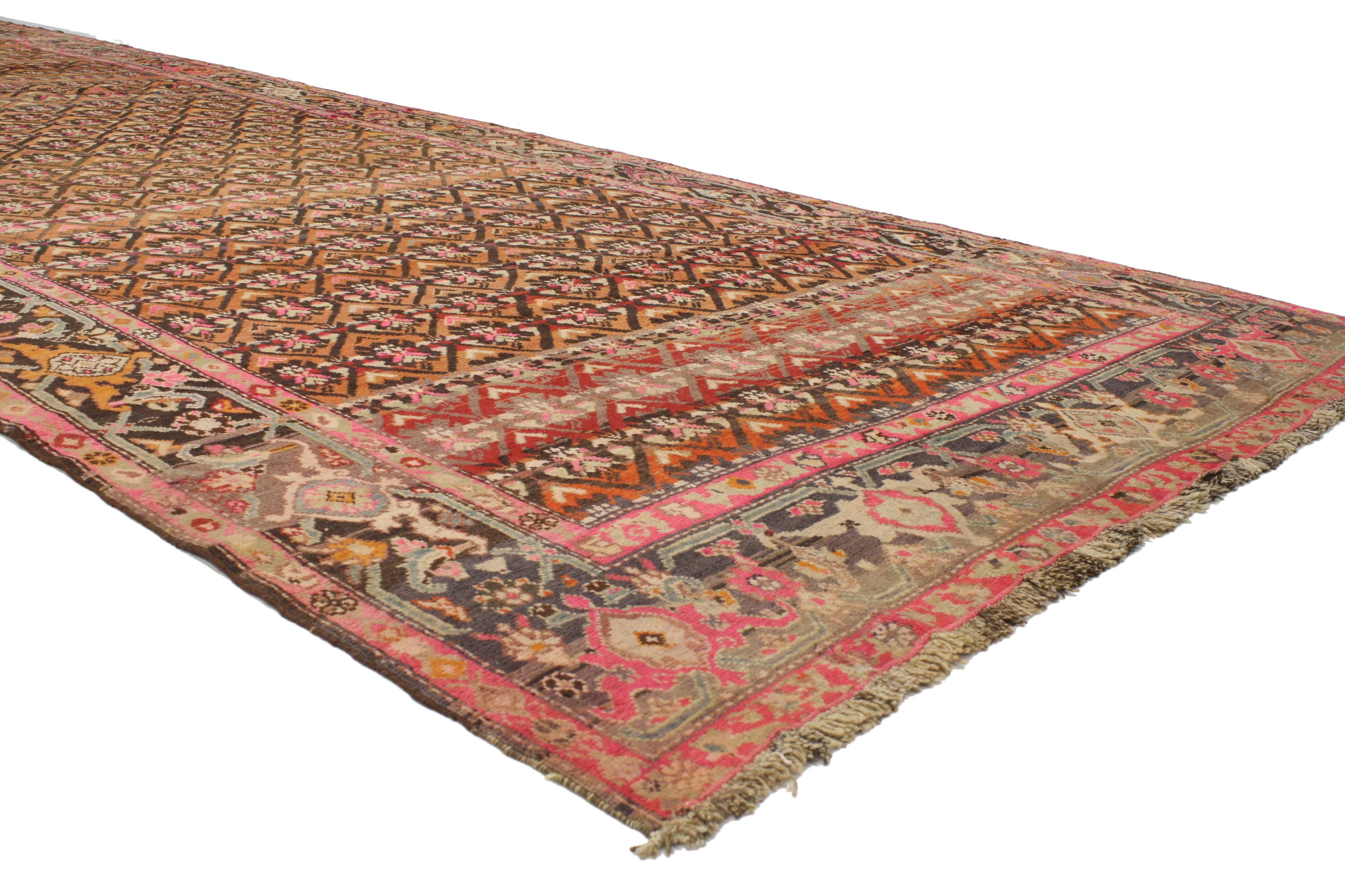 77018 Brown and Hot Pink Antique Caucasian Karabakh Gallery Rug with Mid-Century Modern Style, Antique Armenian Karabagh Rug 06'07 X 19'00. Ce tapis galerie caucasien Karabakh, en laine nouée à la main, présente un motif floral géométrique répétitif