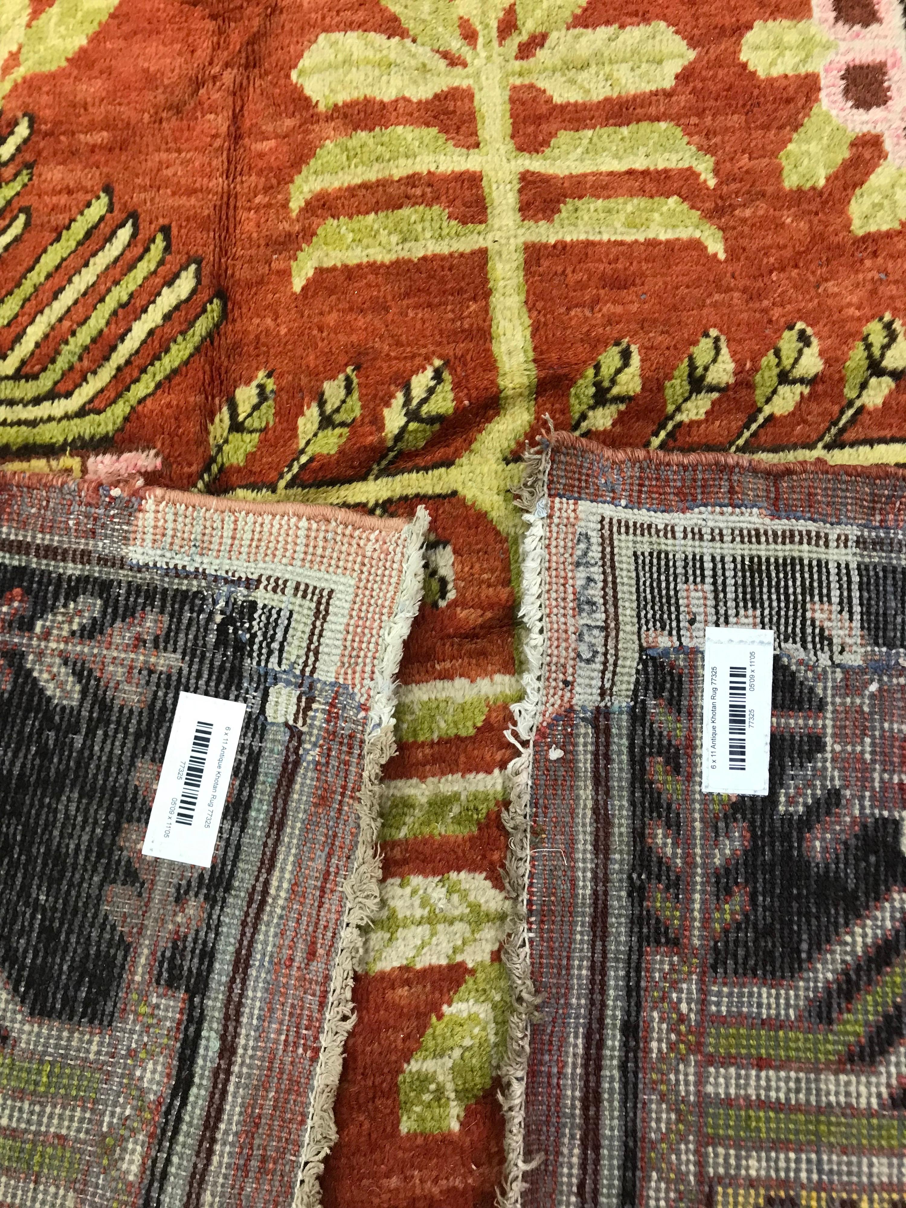 Antiker malerischer Khotan-Teppich aus Ostturkestan im eklektischen nordwestlichen Stil im Angebot 3