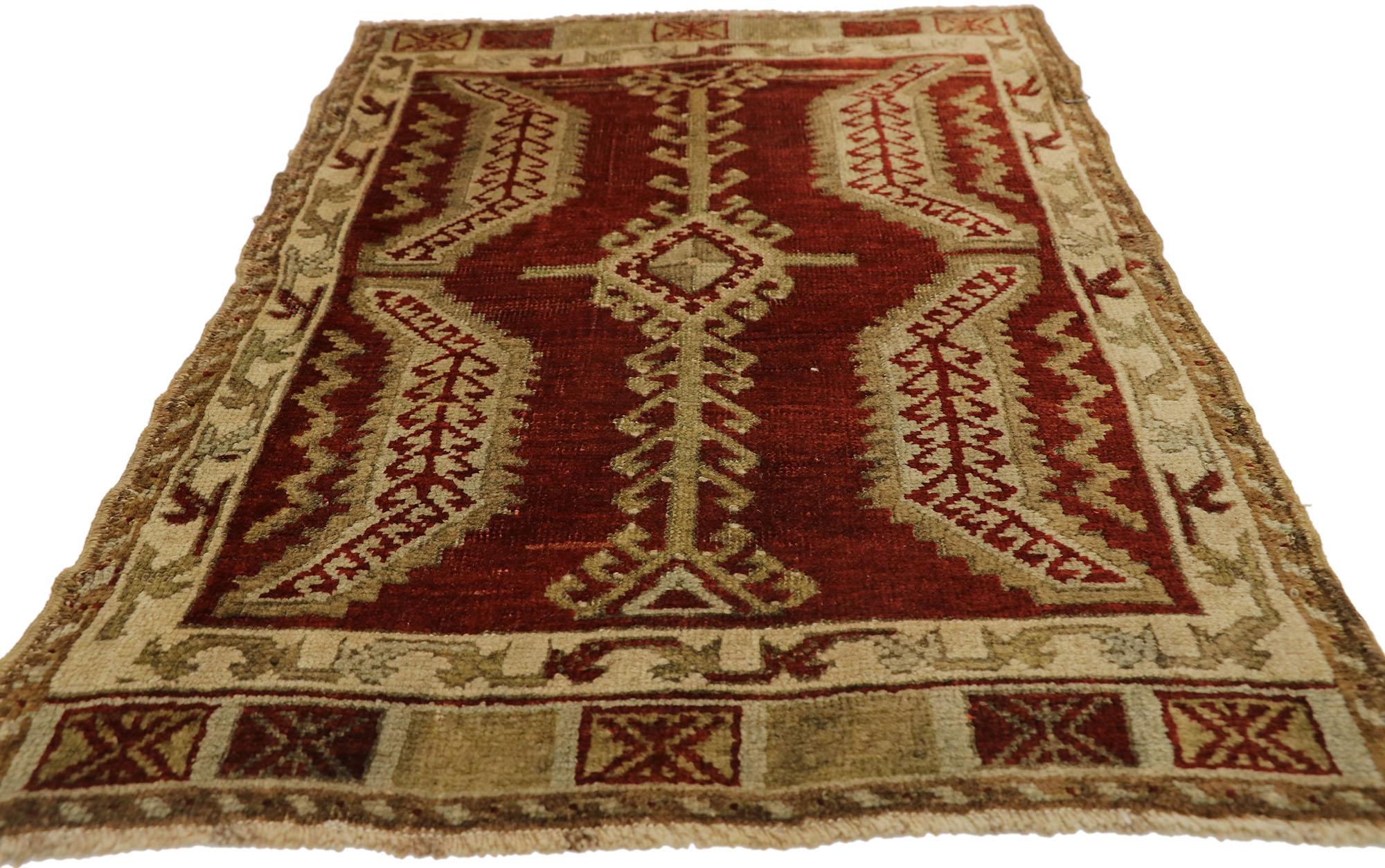 Vintage Turkish Oushak Yastik Scatter Rug, Small Accent Rug In Good Condition For Sale In Dallas, TX