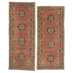 Paire de tapis de couloir Oushak turcs vintage, assortis, pour le couloir