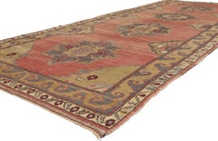 Paire de tapis de couloir Oushak turcs vintage, assortis, pour le couloir