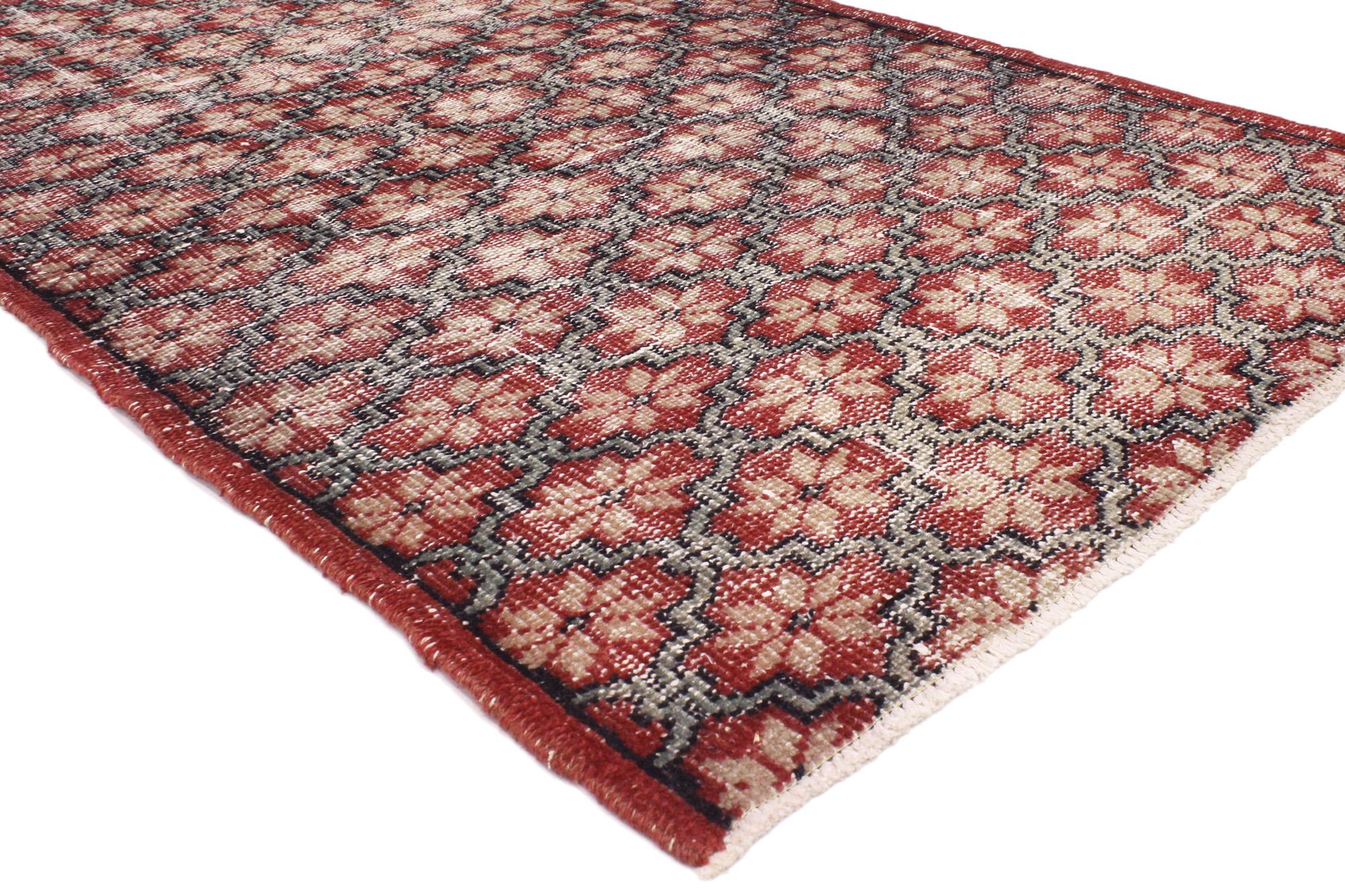 51937 Türkischer Sivas-Teppich im Vintage-Stil, 03'03 x 06'09. Die türkischen Sivas-Teppiche Zeki Müren sind nach dem angesehenen türkischen Sänger Zeki Müren benannt und stammen aus der türkischen Region Sivas. Diese Teppiche, die für ihre