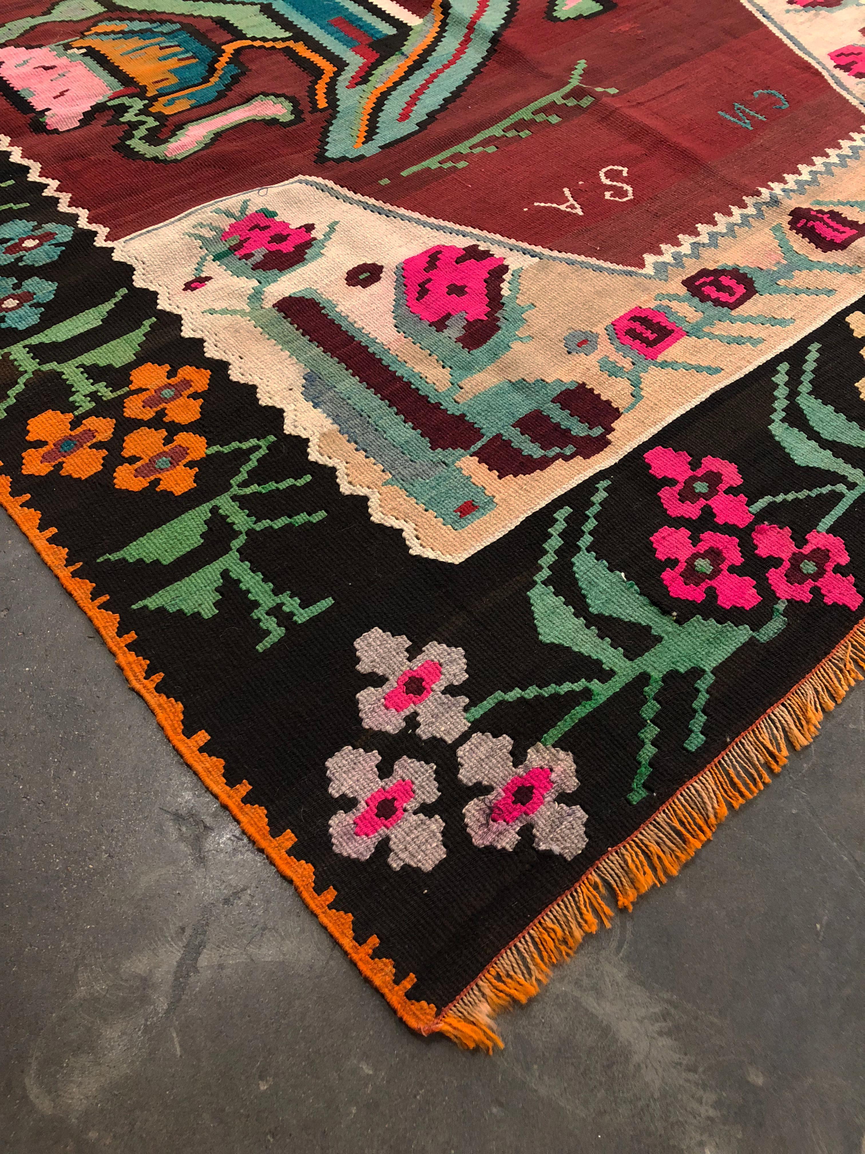 70343, vintage floral Turkish Kilim rug. Flaunt your florals and celebrate the beauty of a flower garden in bloom all year with a floral Turkish kilim rug. This hand-woven wool vintage floral Turkish kilim rug features a single rose enclosed by two