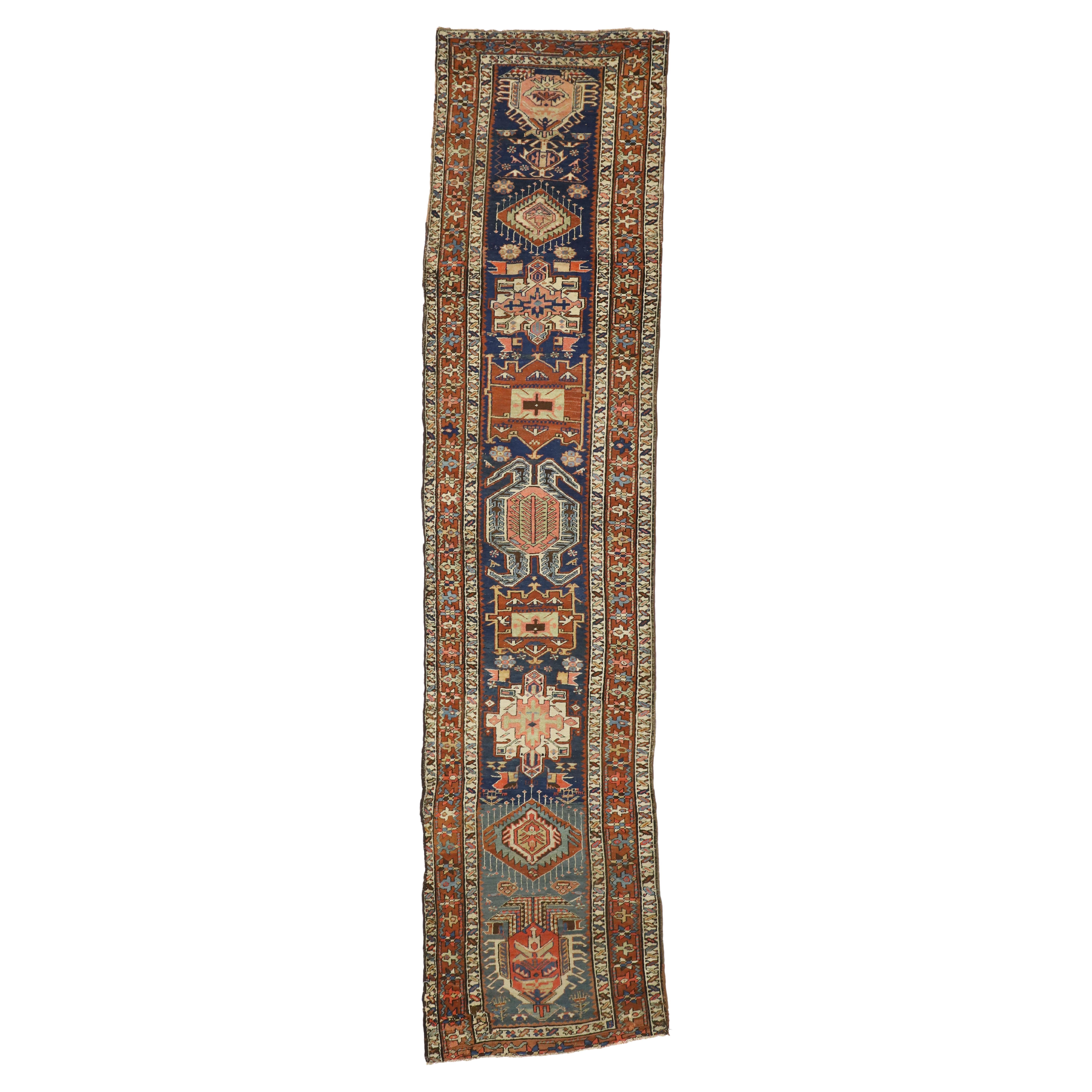 Tapis de couloir tribal caucasien ancien en Kazak avec amulette Lenkoran, tapis de couloir