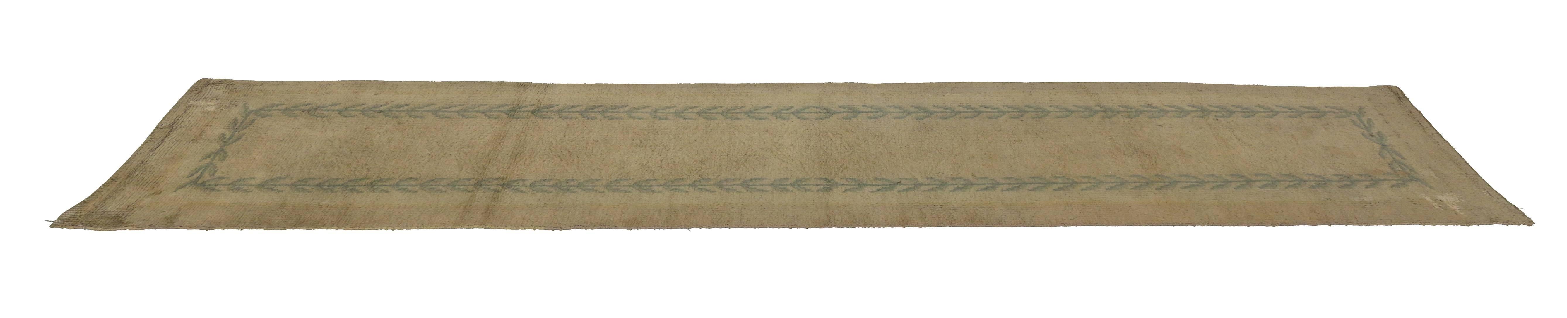 Laine Tapis de couloir ancien de Savonnerie de style campagnard français, tapis de couloir étroit en vente