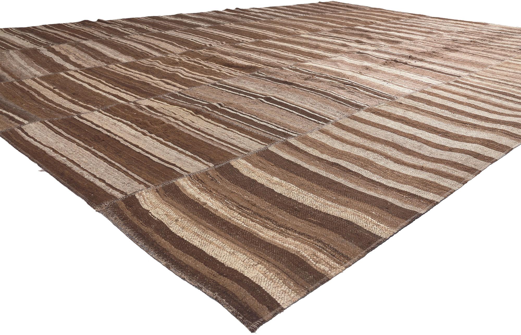 60632 Brown Vintage Turkish Striped Kilim Rug, 10'01 x 14'02. Dans la fabrication de ce tapis kilim turc vintage, l'essence de Wabi-Sabi se mêle parfaitement au design durable, donnant naissance à un chef-d'œuvre qui allie l'élégance rustique à un