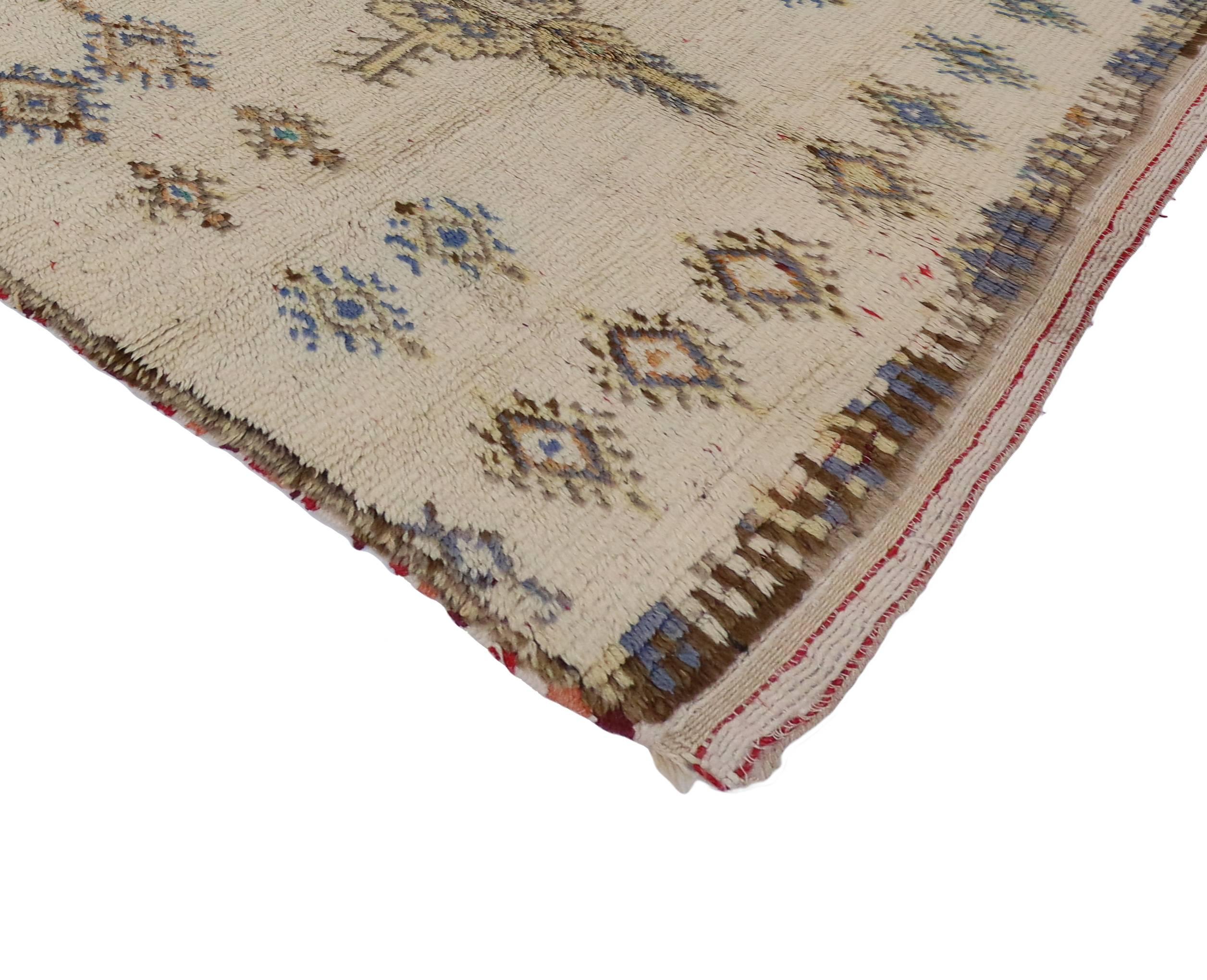 With their tribal motifs and eccentric accents, Berber Moroccan rugs are believed to protect the human spirit from negative energy and shield the human body from the elements. The Berber women in the Atlas Mountains, for the most part, weave the