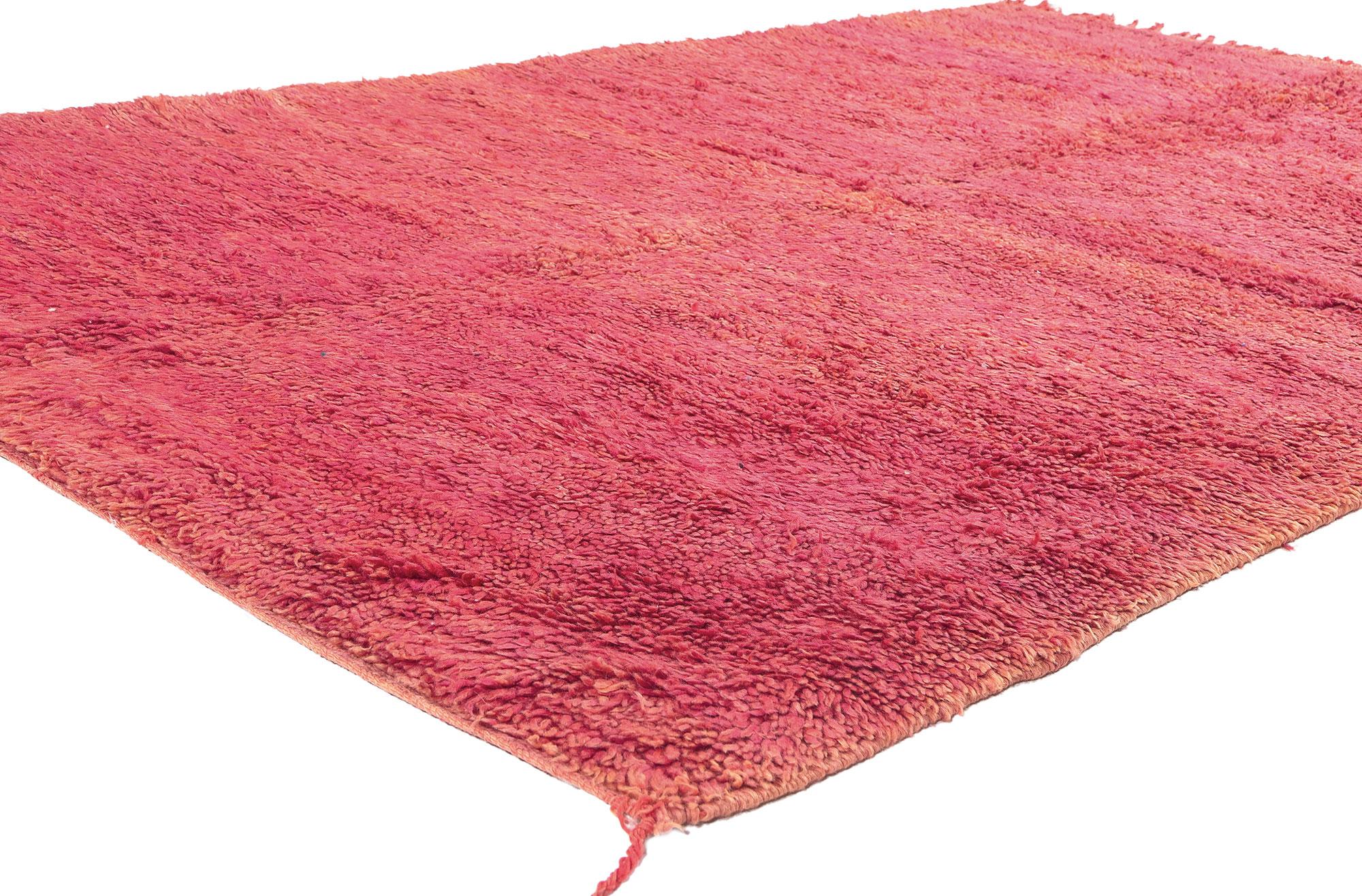 20981, tapis vintage Beni Mrirt avec style Mid-Century Modern, tapis rouge berbère marocain. Ce tapis marocain rouge Beni Mrirt en laine noué à la main est fonctionnel et polyvalent, tout en restant fidèle à l'esprit authentique de la culture de la