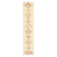 Nouveau tapis de couloir marocain contemporain à poils longs avec style tribal boho chic