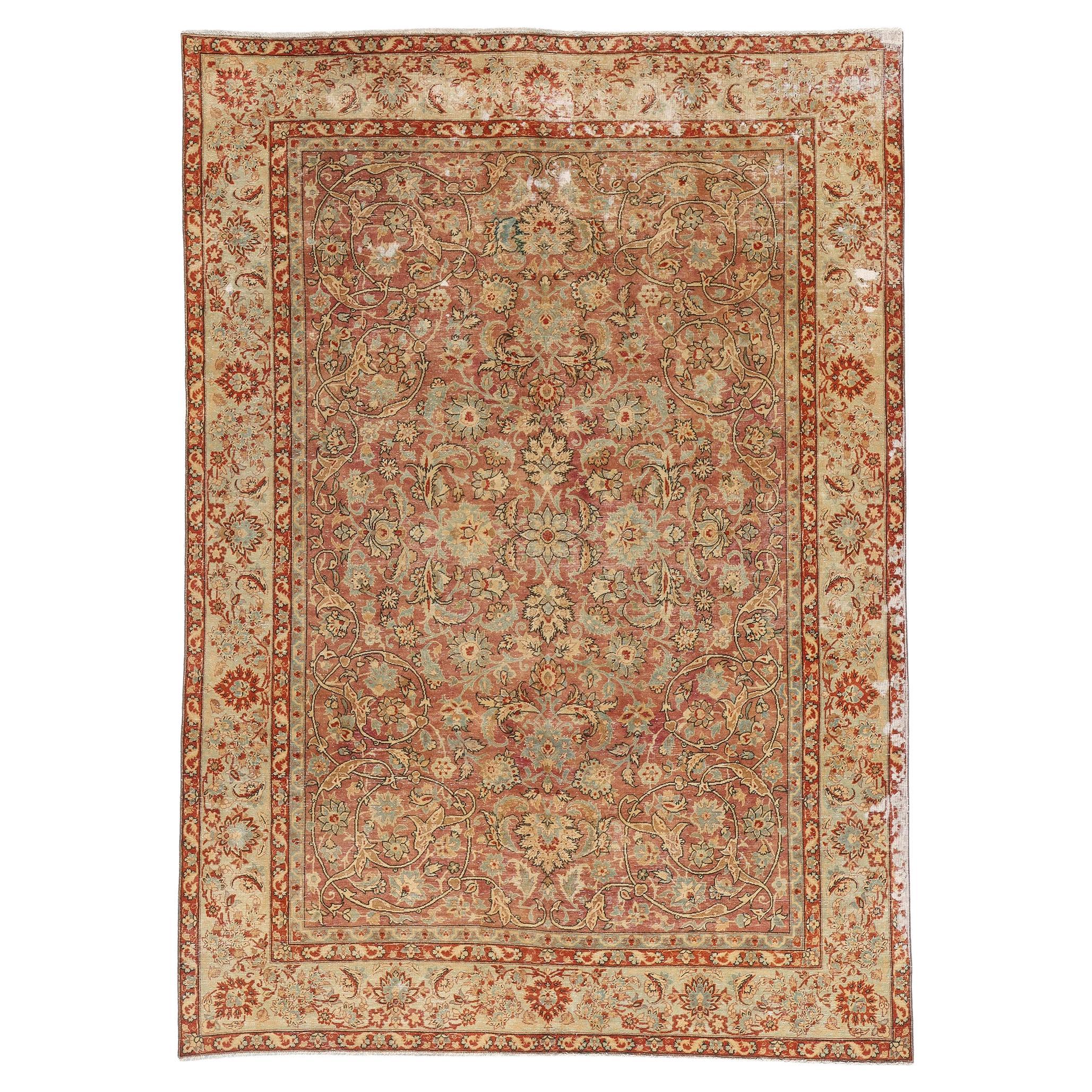 Tapis persan antique de Tabriz vieilli avec style toscan rustique italien