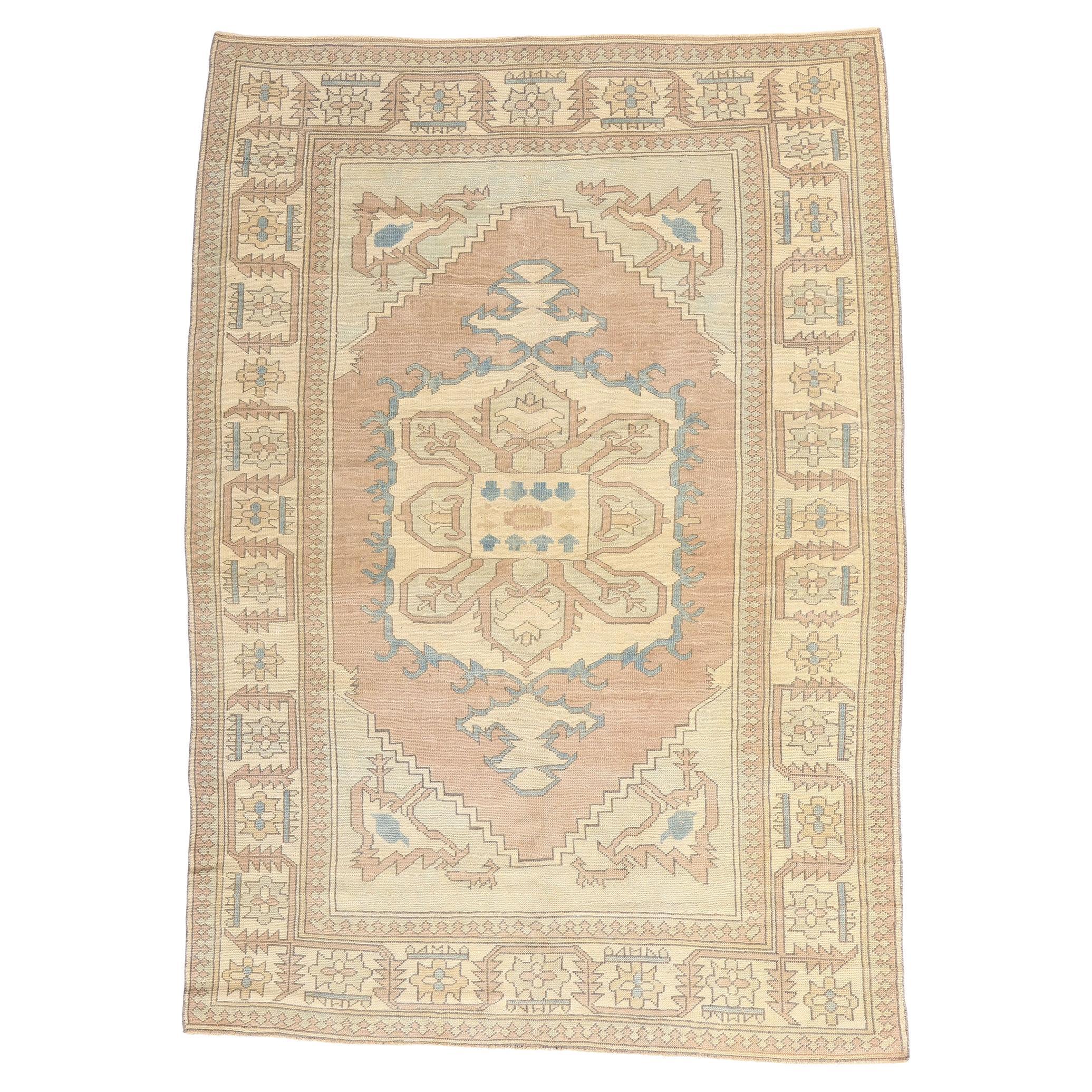 Tapis turc Oushak rose des années 1970, de style tribal moderne en vente