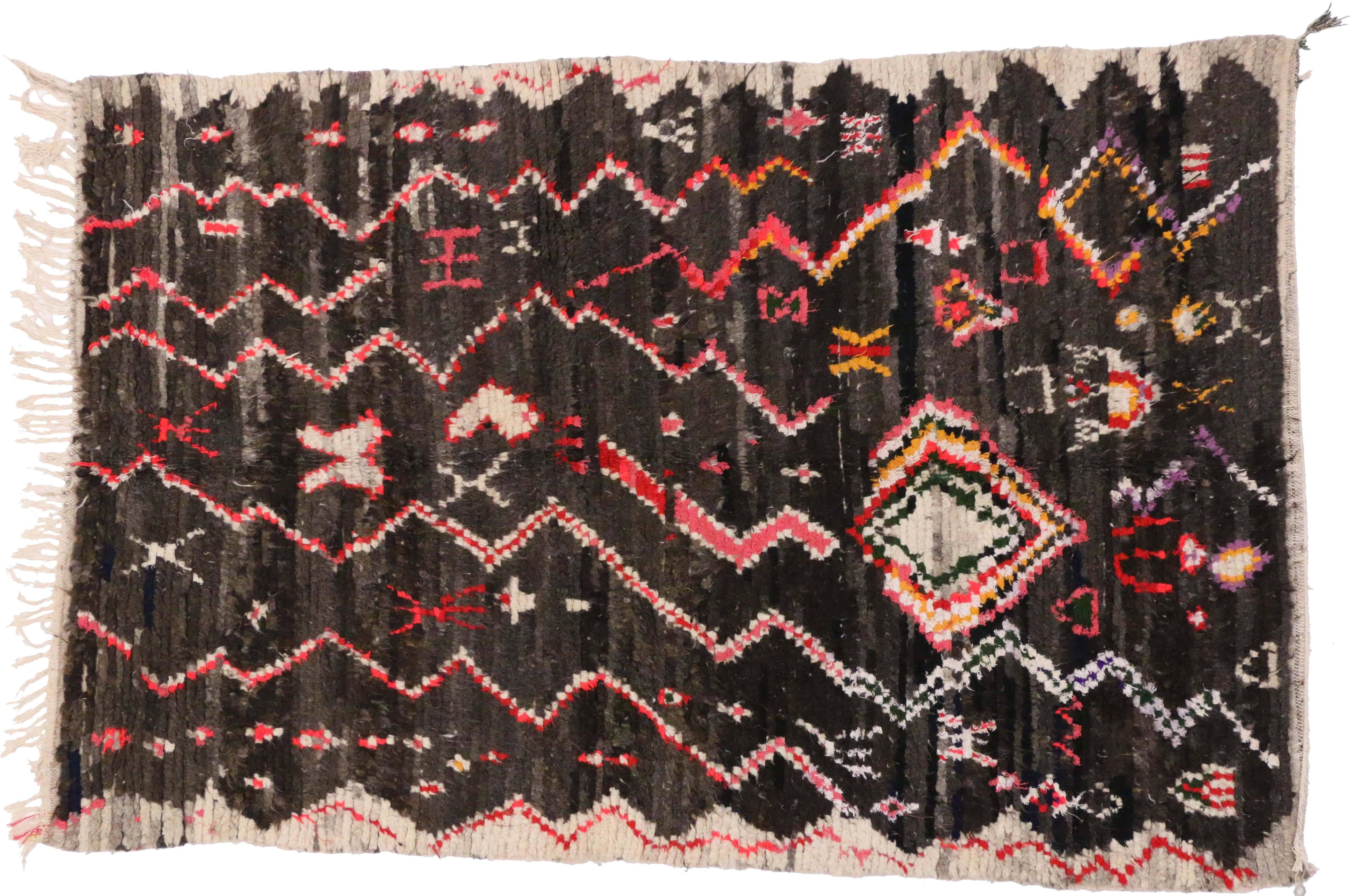 Mid-Century Modern Berber Moroccan Rug with Abstract Tribal Design In Excellent Condition In Dallas, TX