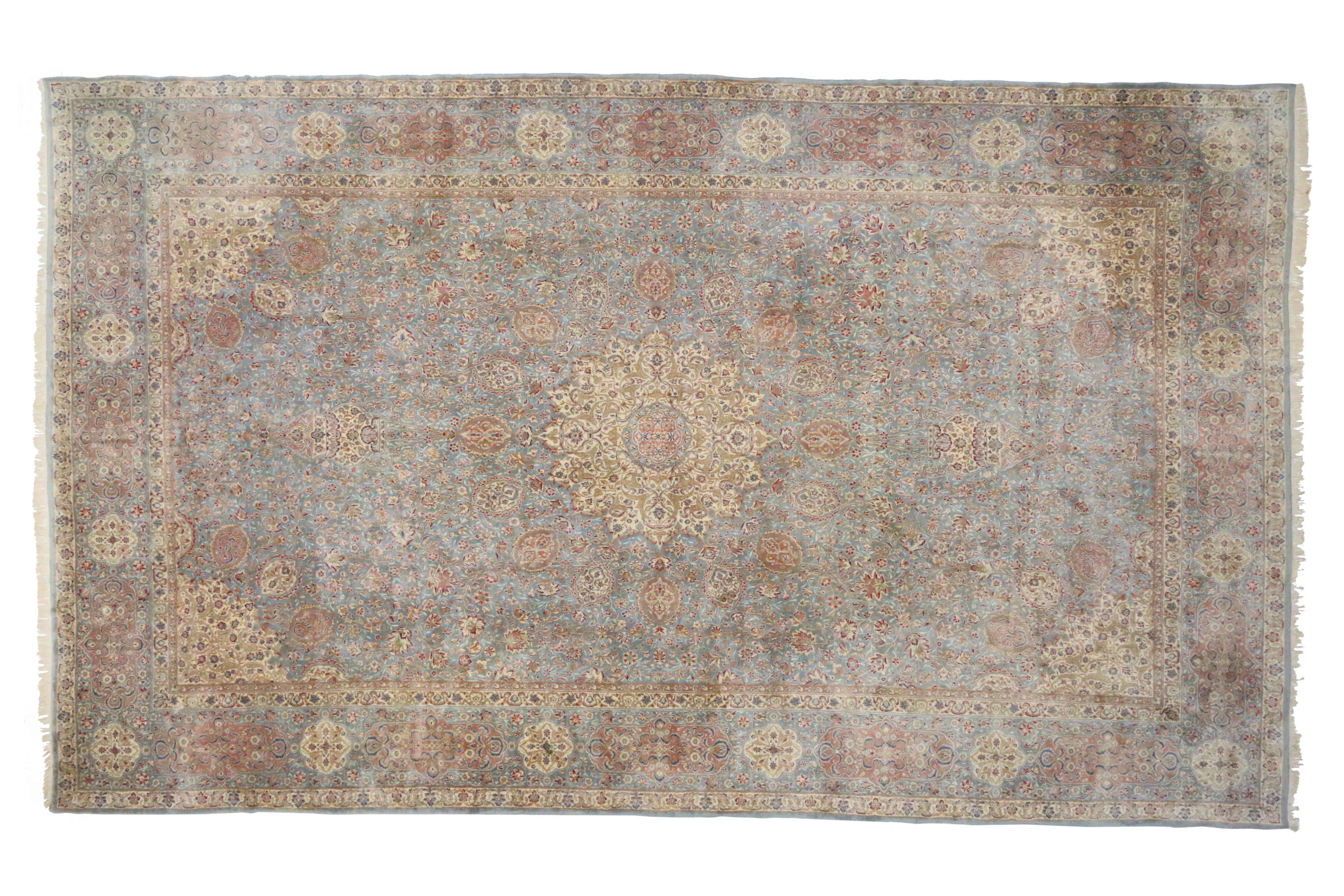 Tapis persan vintage de taille palais Kirman avec style provincial français romantique en vente 2