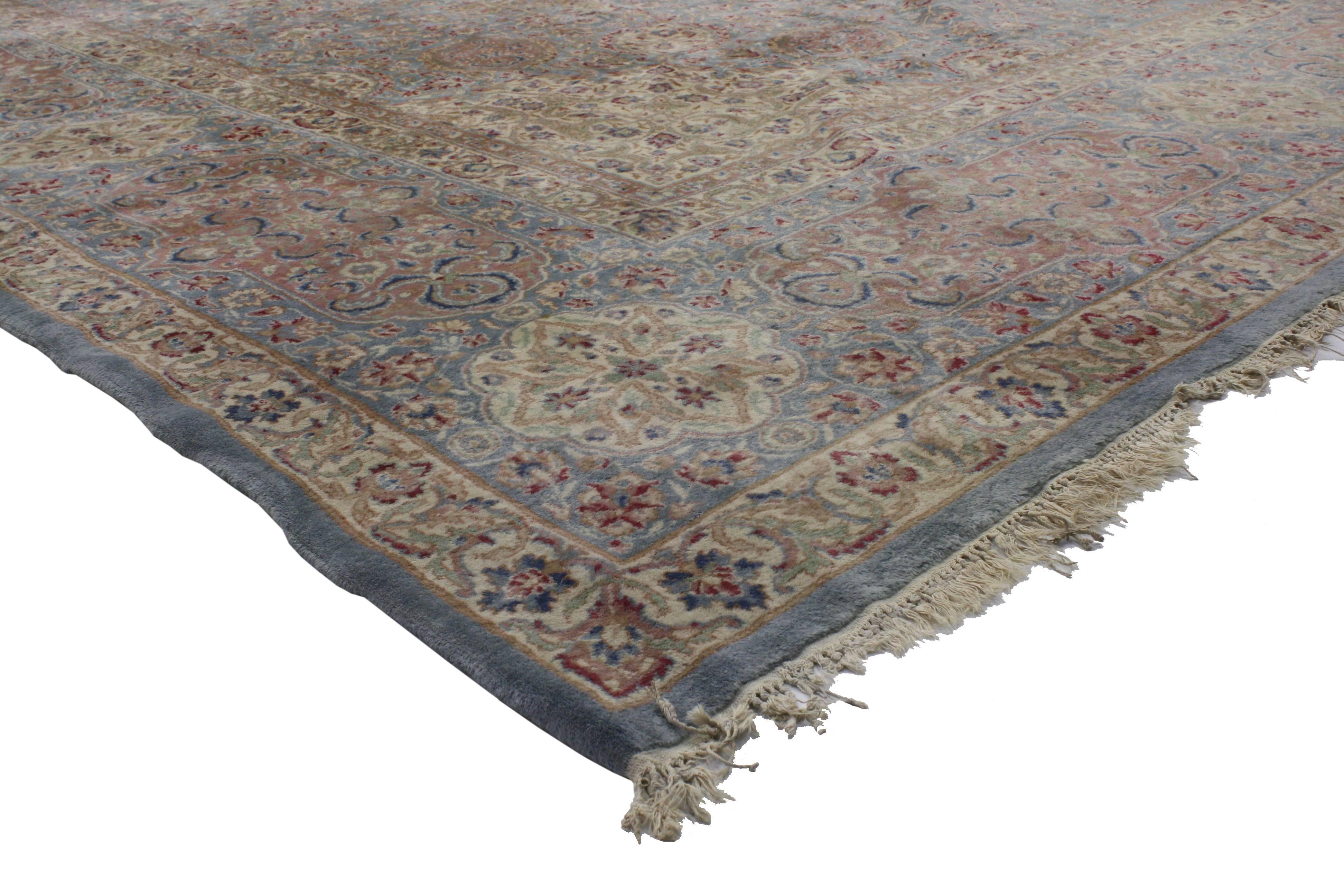 76599 Tappeto persiano vintage Kirman Palace con stile romantico provinciale francese. Questo tappeto Kerman vintage in lana annodato a mano, di dimensioni Palazzo, presenta un medaglione a cuspide a sedici punte affiancato da un anello di sedici
