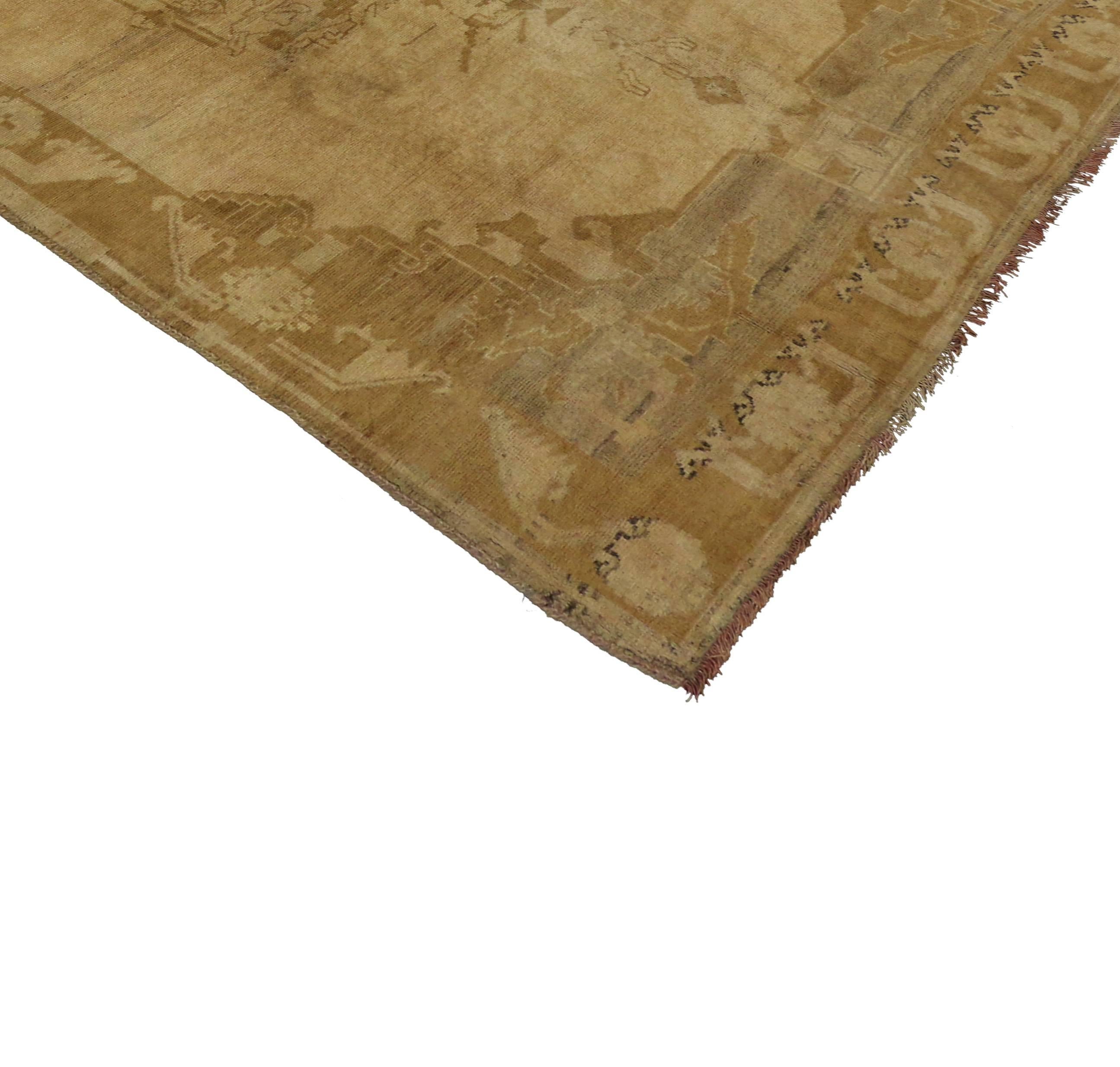 50439 Türkischer Oushak-Galerie-Teppich im Vintage-Stil, breiter Läufer für den Flur. Dieser alte türkische Oushak-Teppichläufer hat ein modernes Design in neutralen Farben. Drei verschlungene Medaillons schweben auf einem offenen Feld aus goldenem
