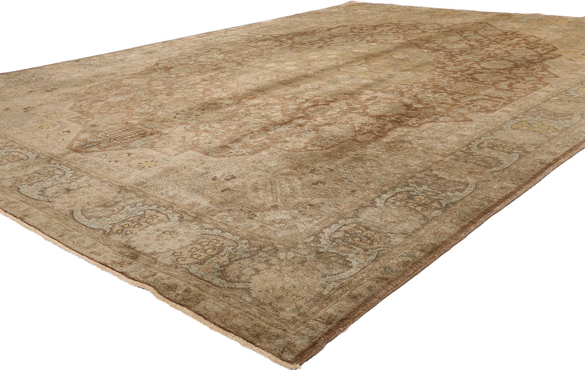 75889 Tappeto persiano vintage Tabriz 09'09 X 13'00. Incarnando l'estetica altamente decorativa e la palette di colori neutri ricercata da molti, questo Tabriz persiano in lana annodato a mano mette in evidenza una composizione di grande impatto