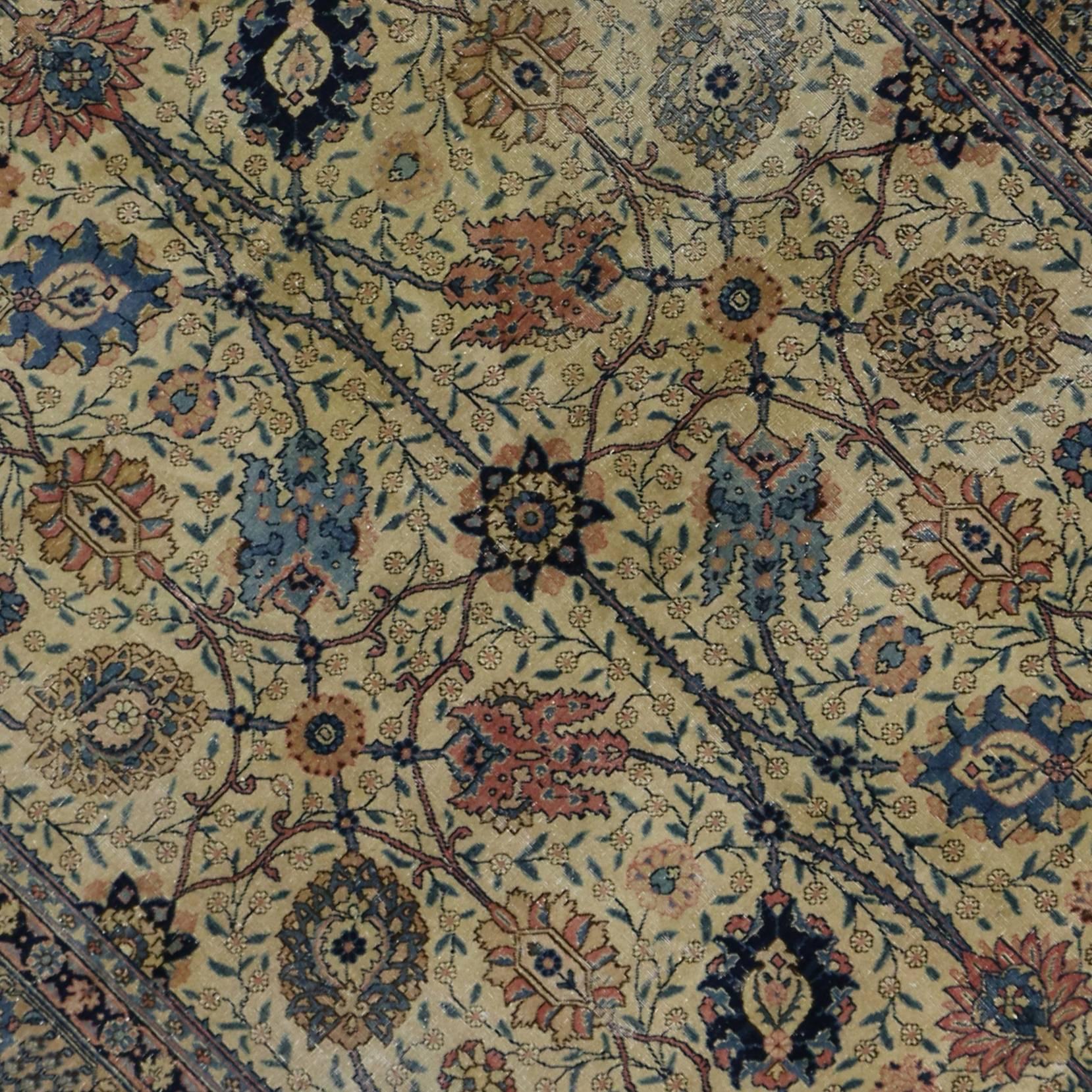 Noué à la main Tapis persan antique de Tabriz vieilli avec style géorgien romantique Chippendale en vente