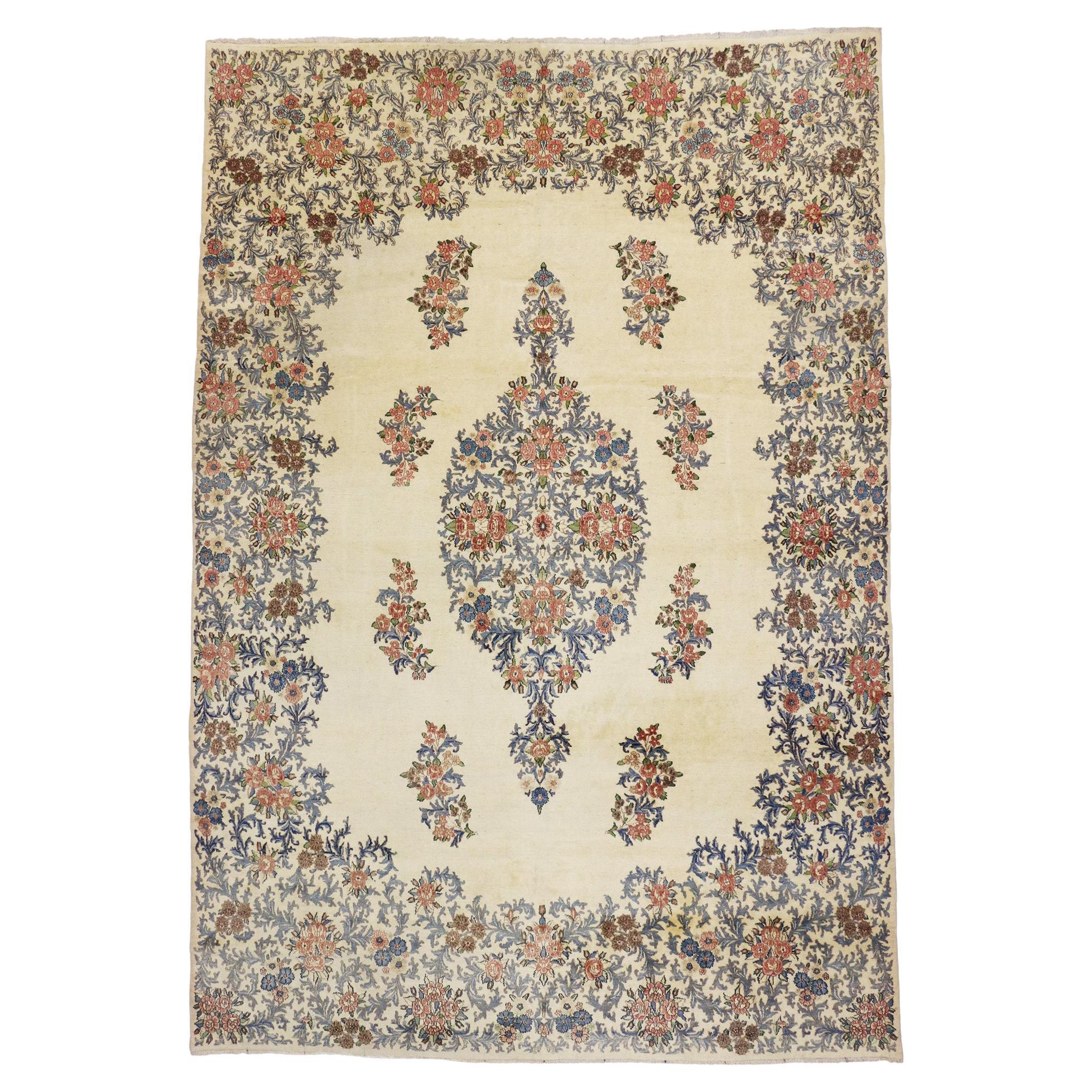 Ancien tapis persan Kerman de style traditionnel aux couleurs claires