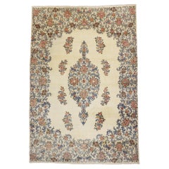 Antiker Kerman-Perserteppich mit traditionellem Stil in hellen Farben