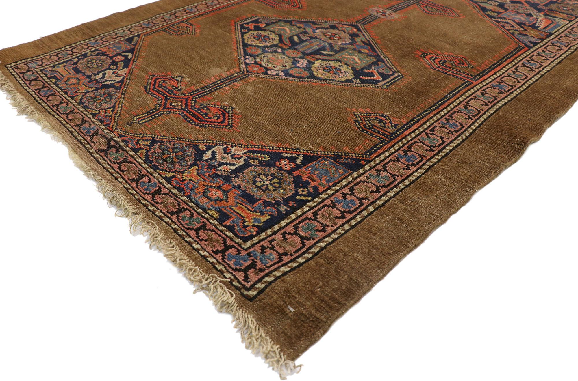 72313 Antique patiné Persan Malayer Camel Hair Runner, Hallway Runner 03'07 x 14'08. Un style chaleureux et rustique, sans prétention et simple. Ce tapis galerie persan ancien Malayer présente trois médaillons hexagonaux rhomboïdes à motif Mina