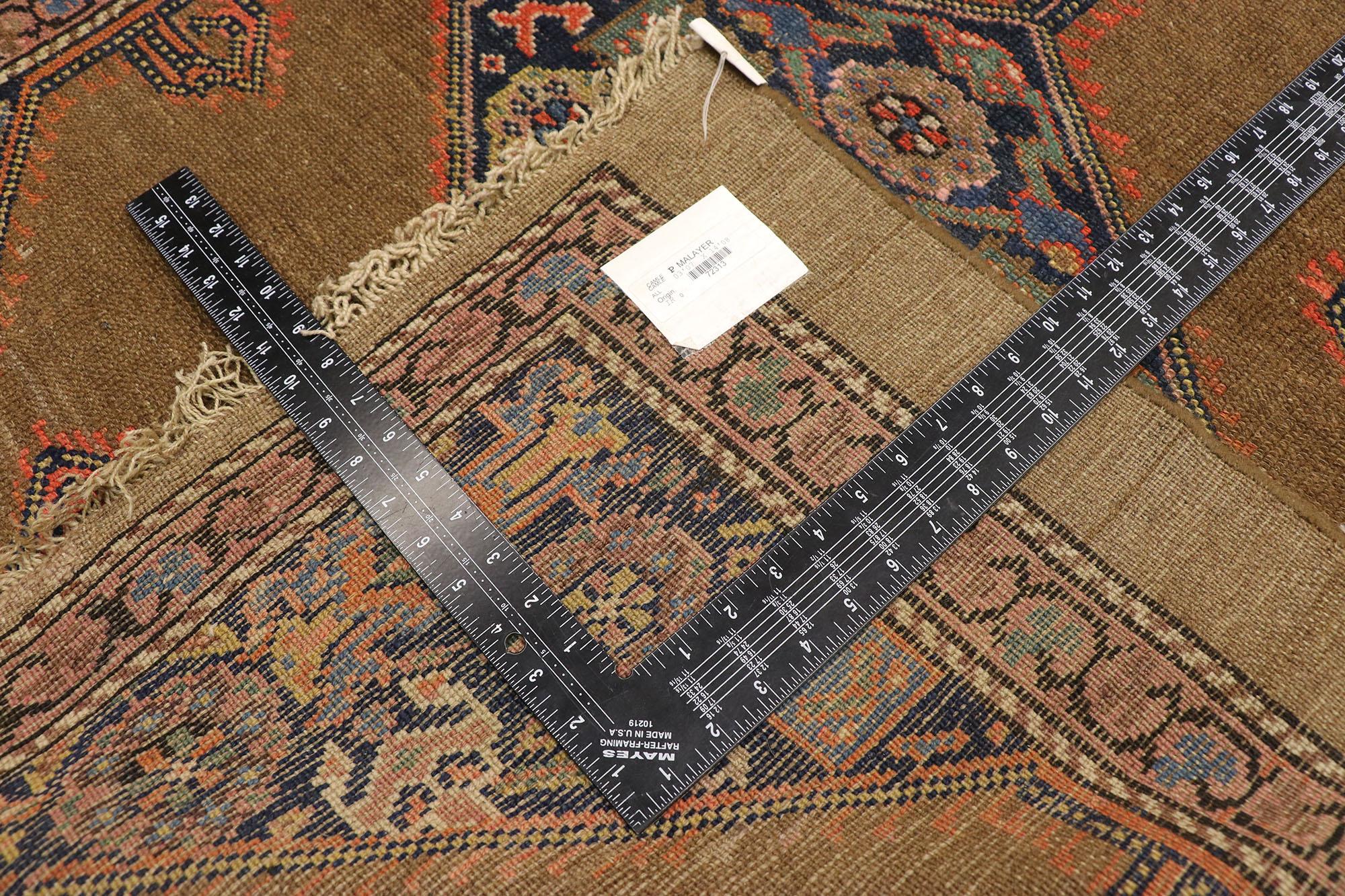 Tapis de couloir persan Malayer ancien vieilli en mauvais état Abîmé - En vente à Dallas, TX