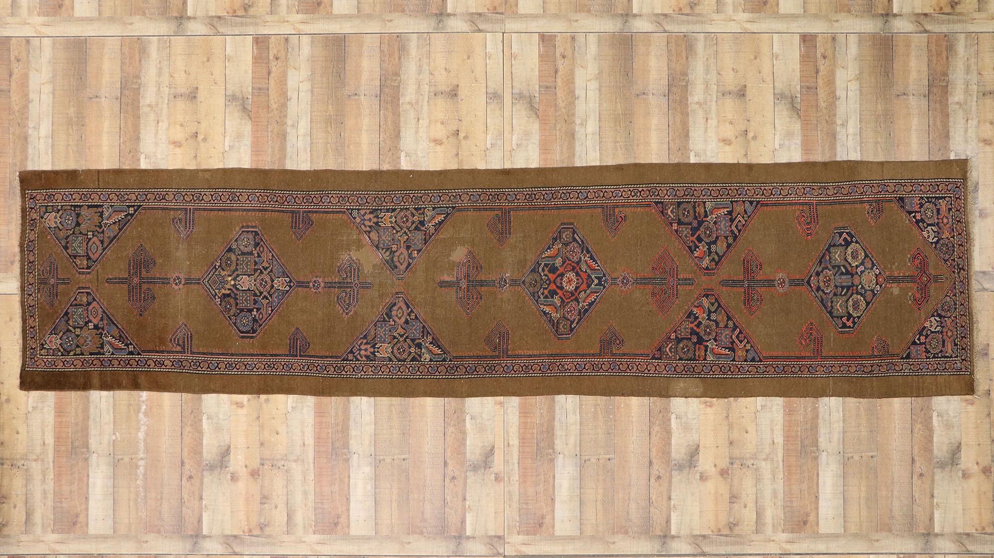 Tapis de couloir persan Malayer ancien vieilli en mauvais état en vente 1