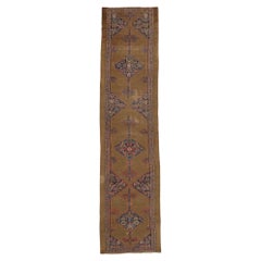 Tapis de couloir persan Malayer ancien vieilli en mauvais état