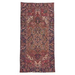 Ancien tapis de galerie persan Heriz avec motif de manoir de style Tudor anglais
