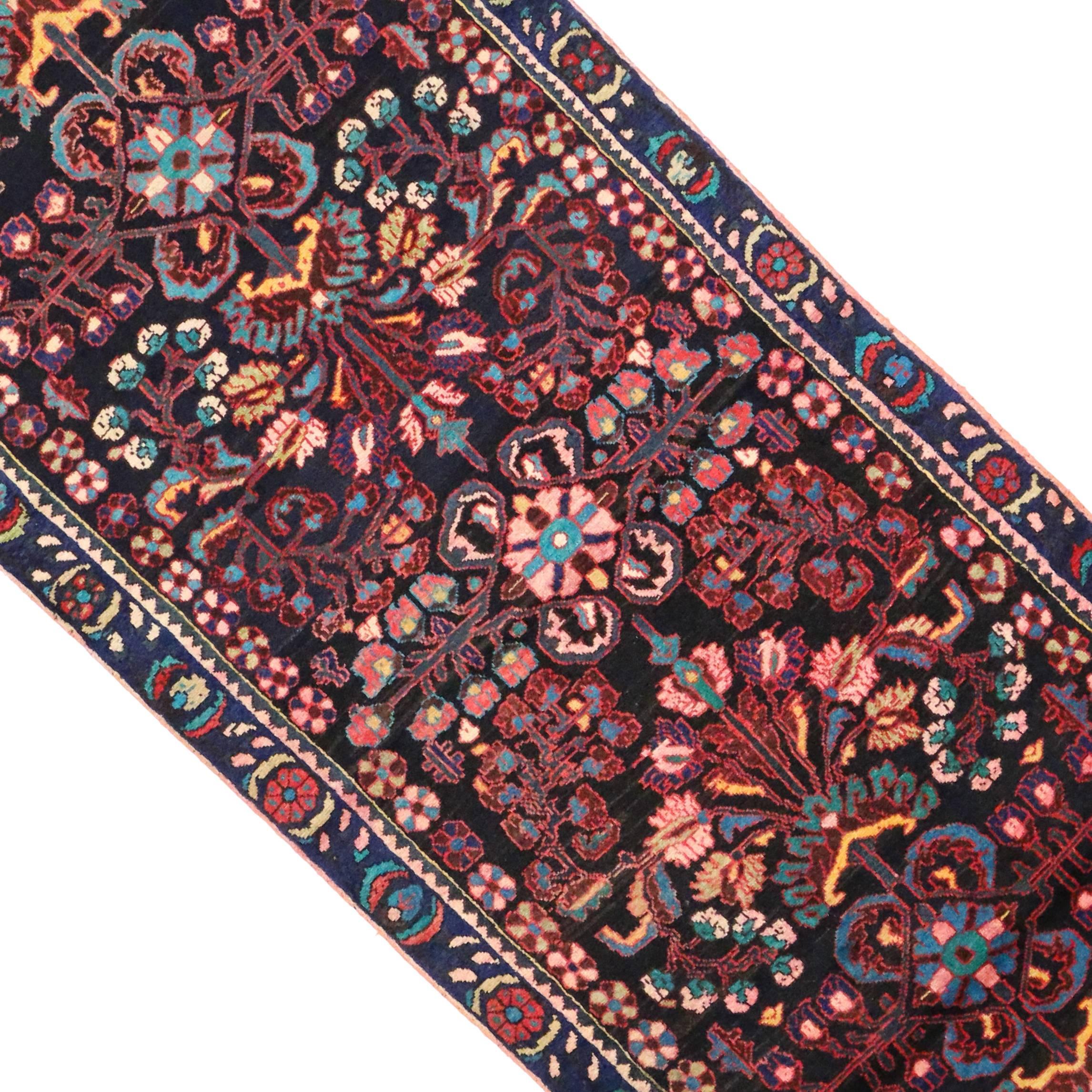 Tapis de couloir persan ancien Bakhtiari aux riches tons de bijoux, tapis de couloir en vente 1