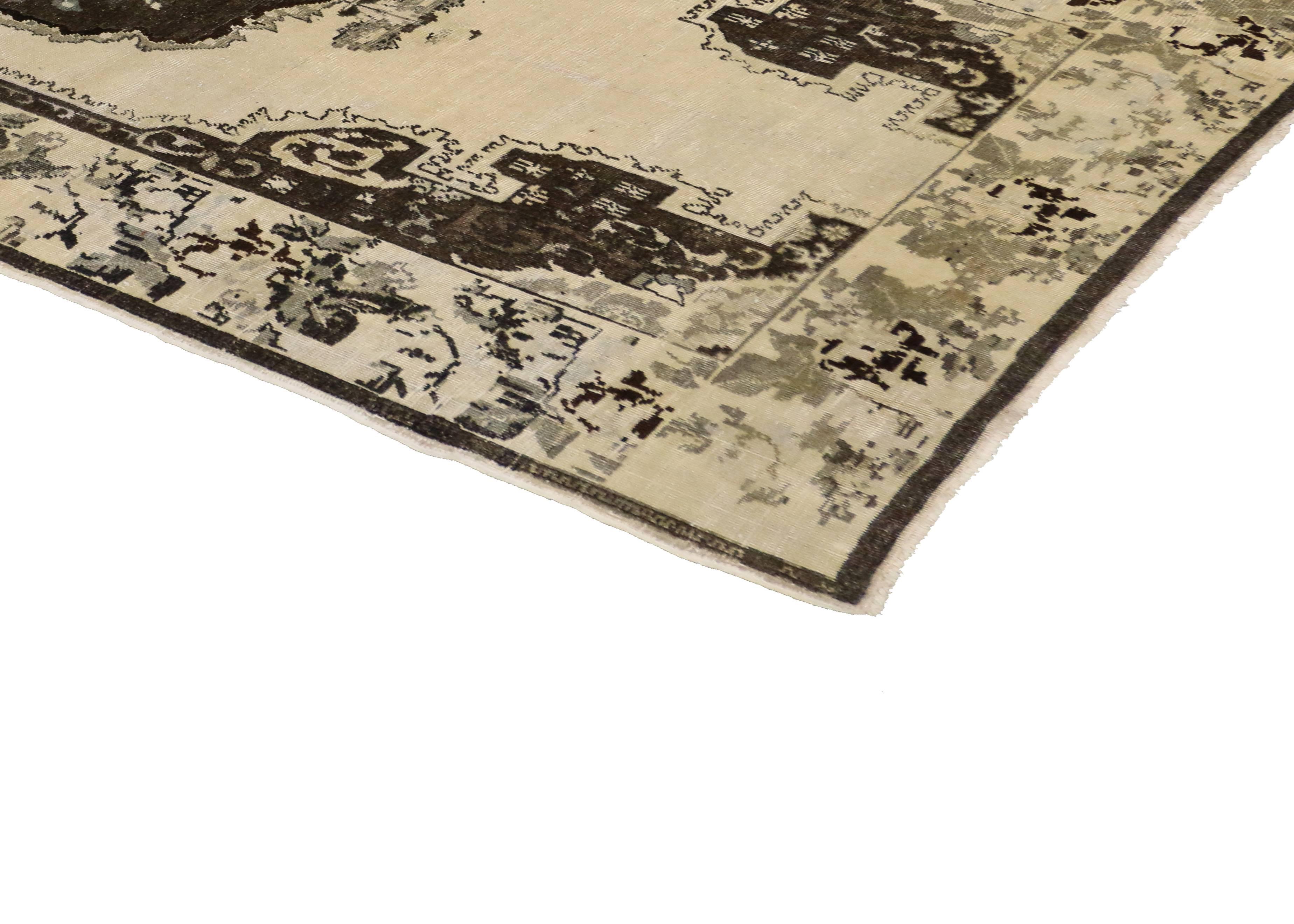 50316 Brown and Cream Vintage Turkish Oushak Rug. Ce tapis galerie Oushak turc vintage en laine noué à la main présente un médaillon rond rempli de roses choux soulignées d'une fine bordure de guirlande flottant dans un champ ouvert sable-beige. Les