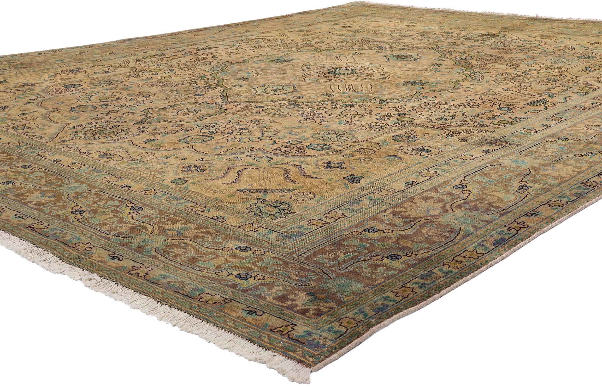 76542 Persischer Tabriz-Teppich im modernen traditionellen Stil 09'09 x 12'06. Man nehme ein zeitloses, maßgeschneidertes Design, mische eine Prise Romantik und antik gewaschene Farben hinzu und erhalte so einen frischen Look, der ebenso bequem wie