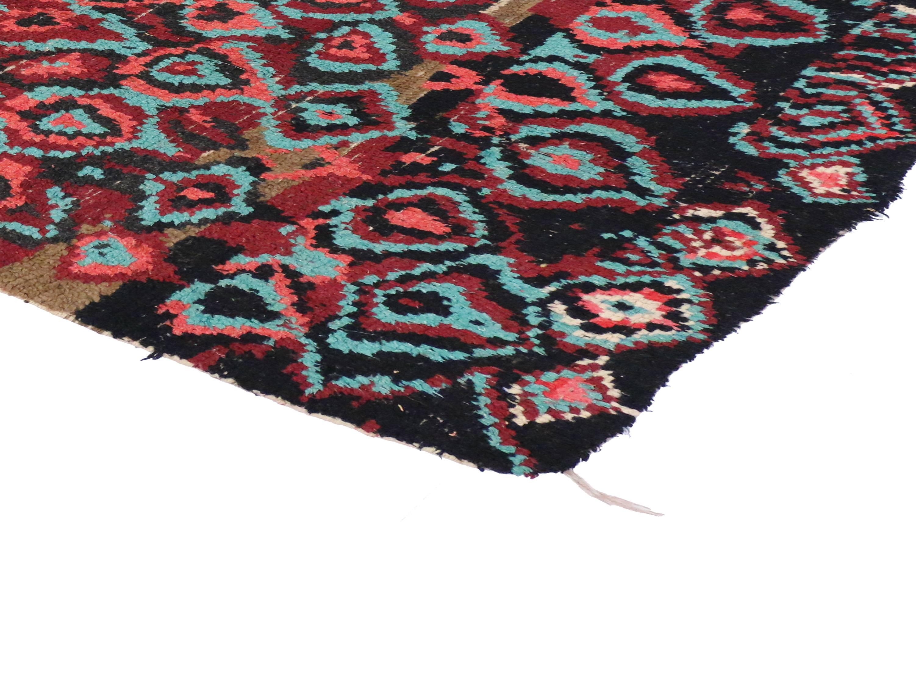 20097 Tapis marocain berbère vintage avec style post-moderne de Memphis 04'02 x 07'08. Ce tapis berbère marocain contemporain en laine nouée à la main présente un design expressif et audacieux, ainsi que des détails et une texture incroyables. Il