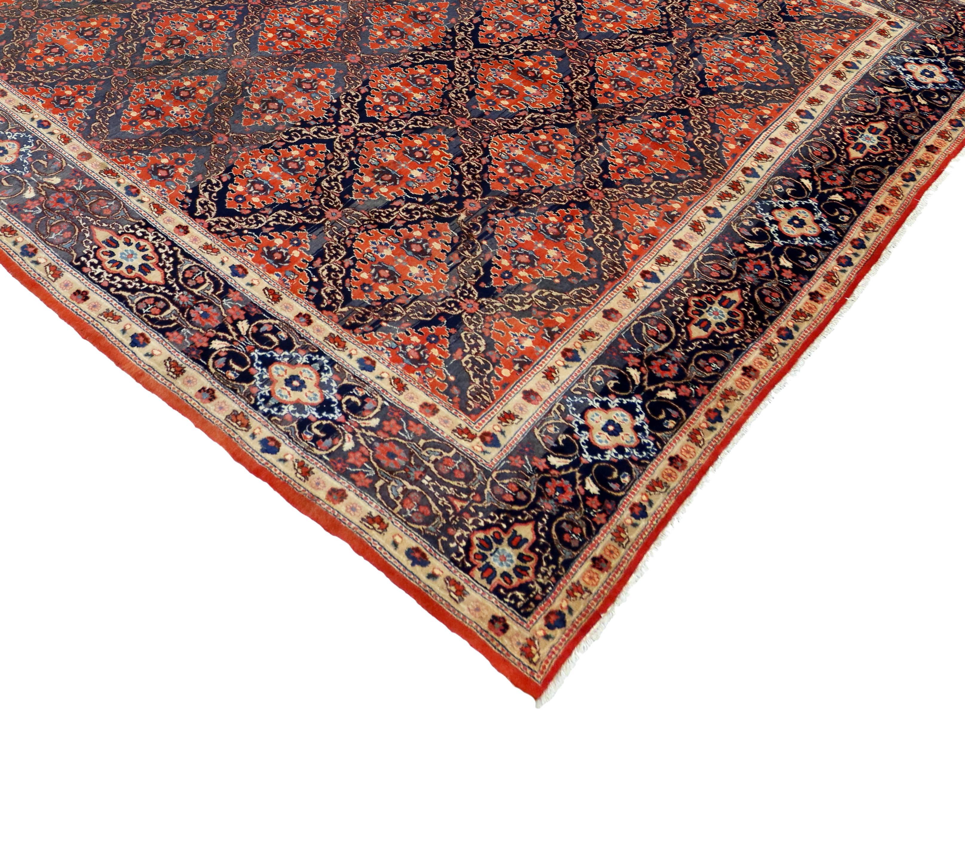 75579 Vintage Persian Mashhad Teppich mit Modern Federal Style 09'09 x 12'09. Dieser handgeknüpfte persische Mashhad-Teppich aus Wolle im Vintage-Stil zeichnet sich durch ein All-Over-Gartengittermuster aus, das aus einem symmetrischen Rautenmuster