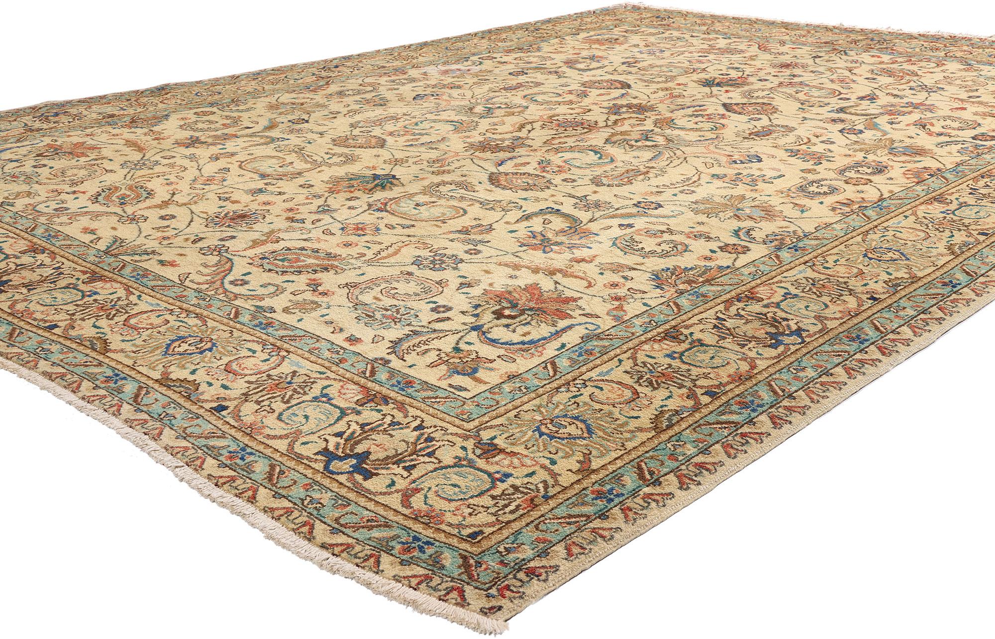 75588 Tappeto persiano vintage Tabriz con stile rustico francese Chippendale. Raffinato e senza tempo, questo tappeto persiano Tabriz vintage in lana annodato a mano presenta un motivo floreale all-over composto da palmette in fiore, viticci