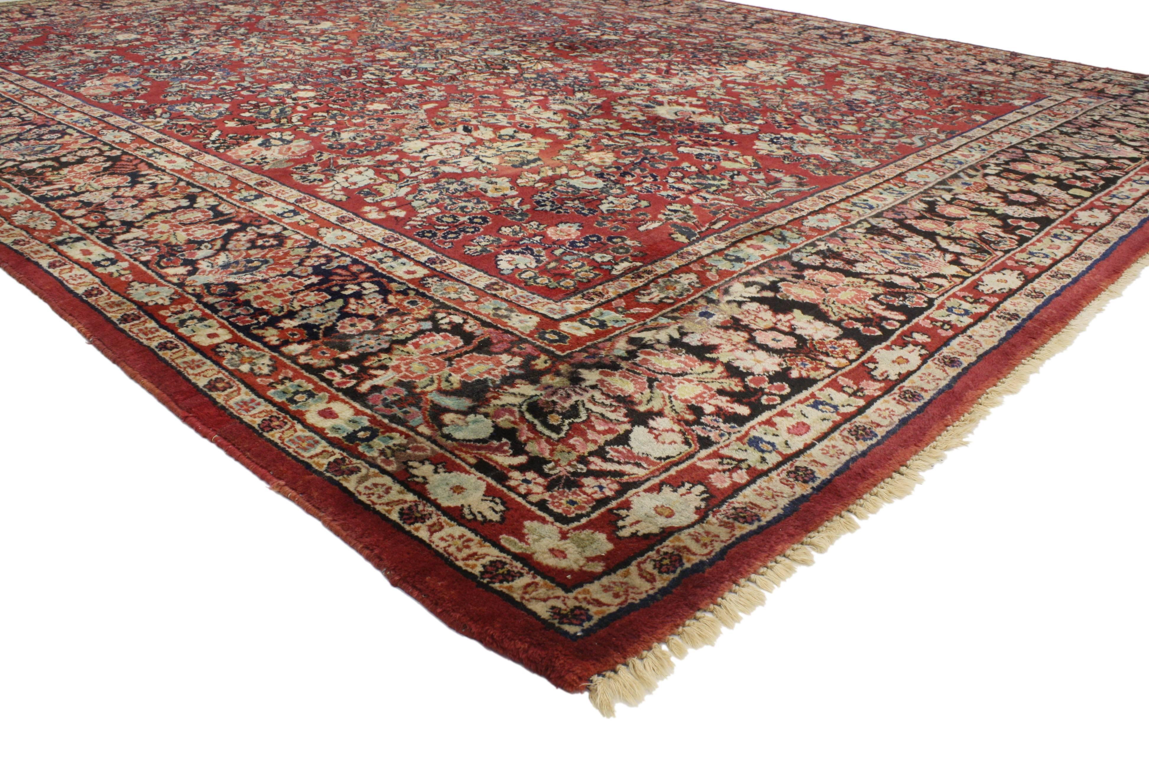 Ce tapis sarouk persan ancien très désirable, de style traditionnel, présente un impressionnant motif floral all-over rendu dans une palette de couleurs raffinées, illuminant le motif all-over. Mettant en valeur les éléments intemporels du design