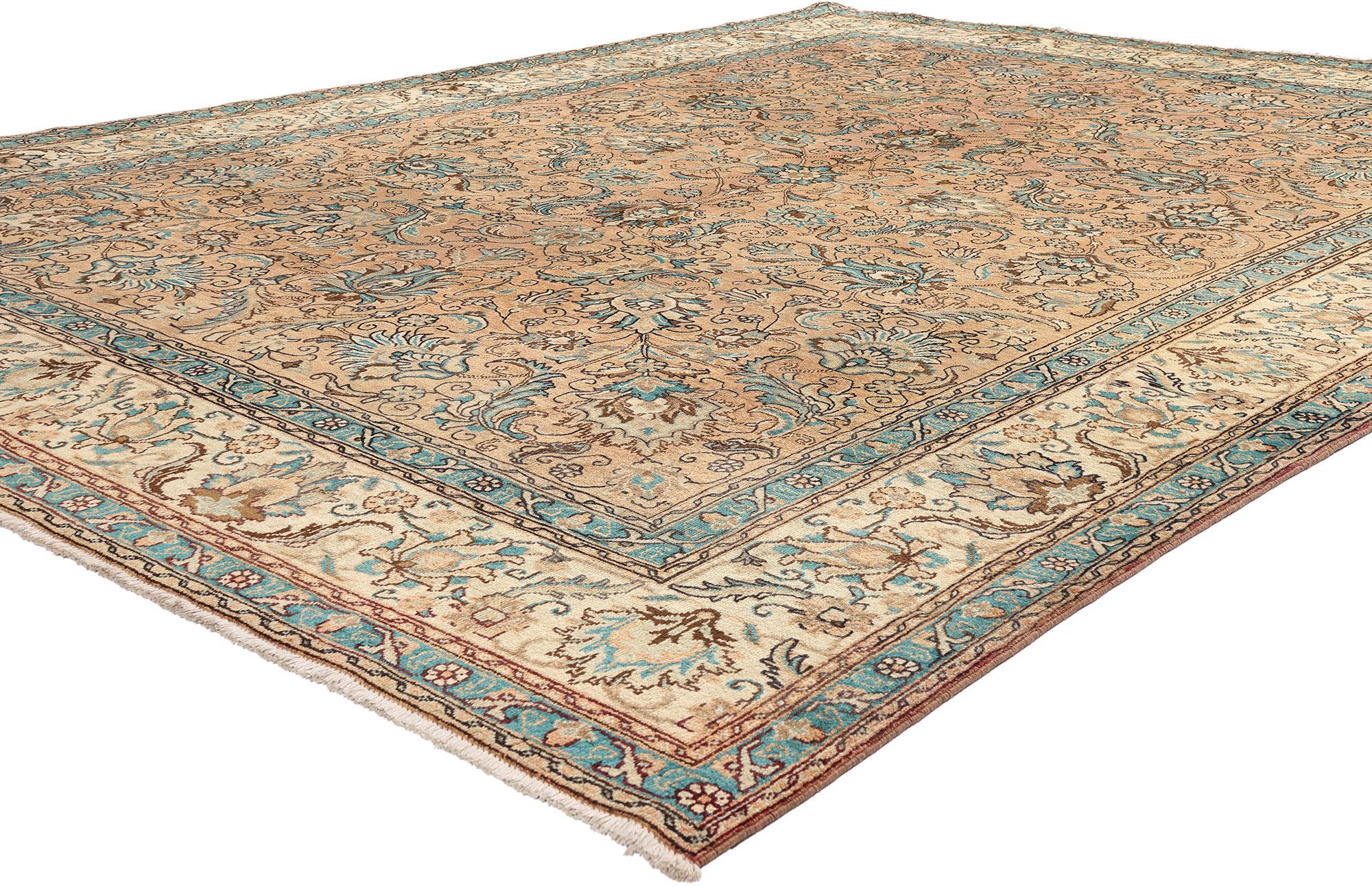 76289 Tappeto persiano Tabriz vintage con stile rustico georgiano 09'05 X 12'04. Con un'atmosfera tradizionale e un motivo floreale classico, questo tappeto persiano Tabriz vintage in lana annodato a mano incarna magnificamente lo stile rustico