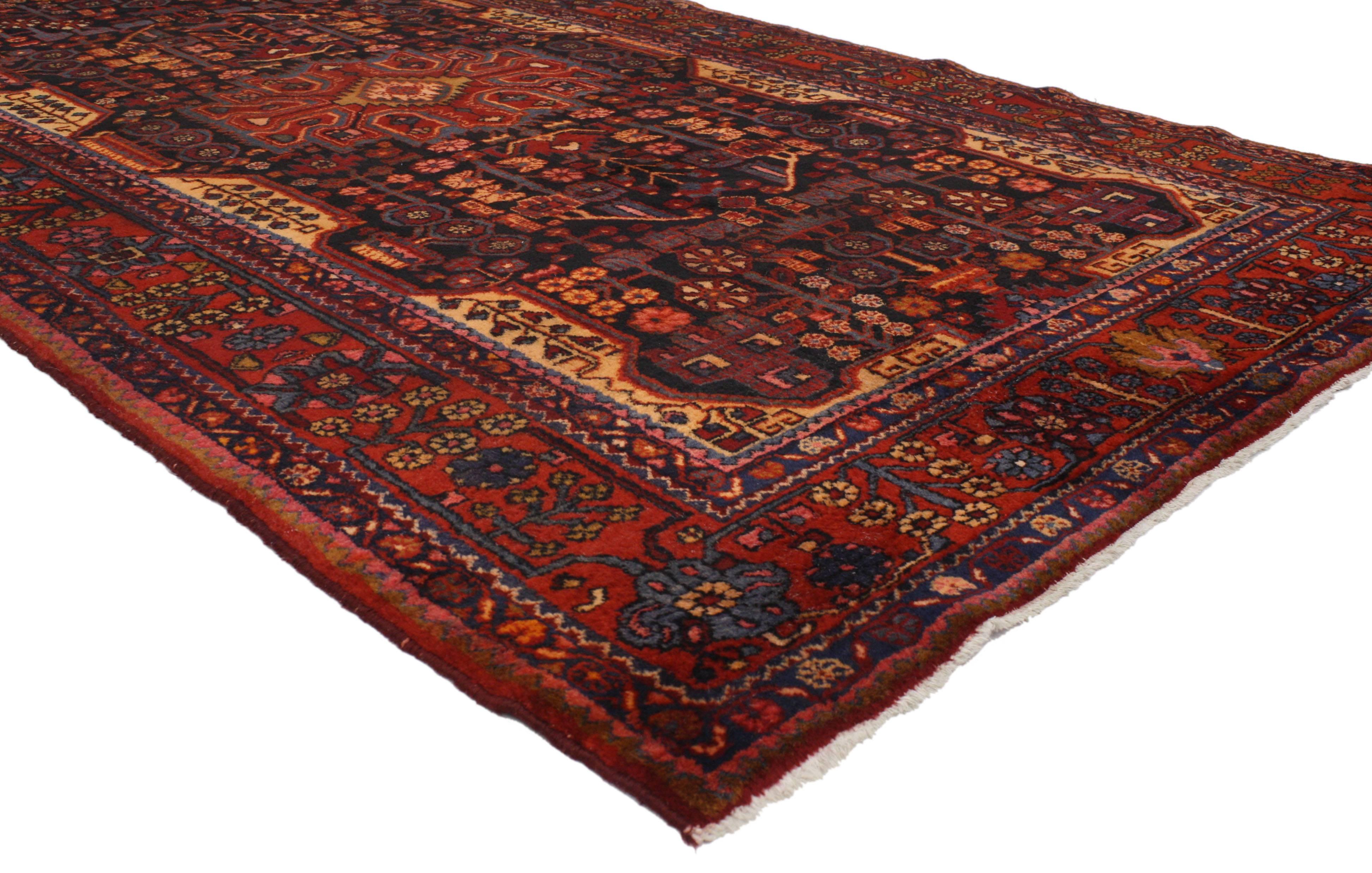 Dieser antike persische Hamadan-Galerie-Teppich im modernen Tribal-Stil ist charaktervoll und imposant. Er zeigt ein extravagantes geometrisches Muster, das in wunderschönen Schattierungen von Mitternachtsschwarz, Marineblau, Orange, Rot, Braun,