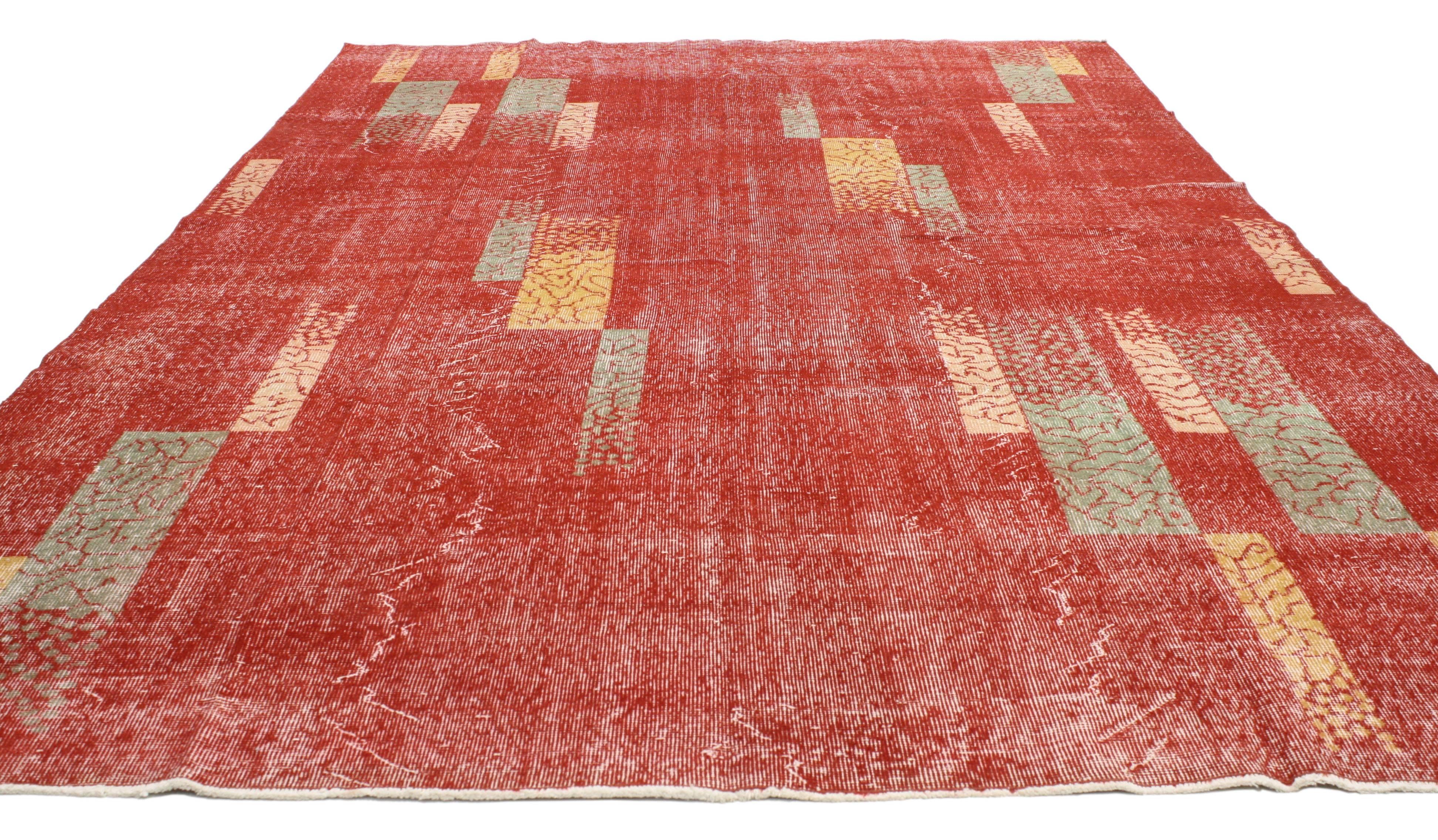 52188 Zeki Muren Distressed Vintage Türkisch Sivas Teppich mit kubistischen Stil und Art Deco Vibes 06'06 x 10'07. ​​Mit seinem geometrischen Muster, der kühnen Form und den leuchtenden Farben unterstreicht dieser handgeknüpfte, aus Wolle gefertigte