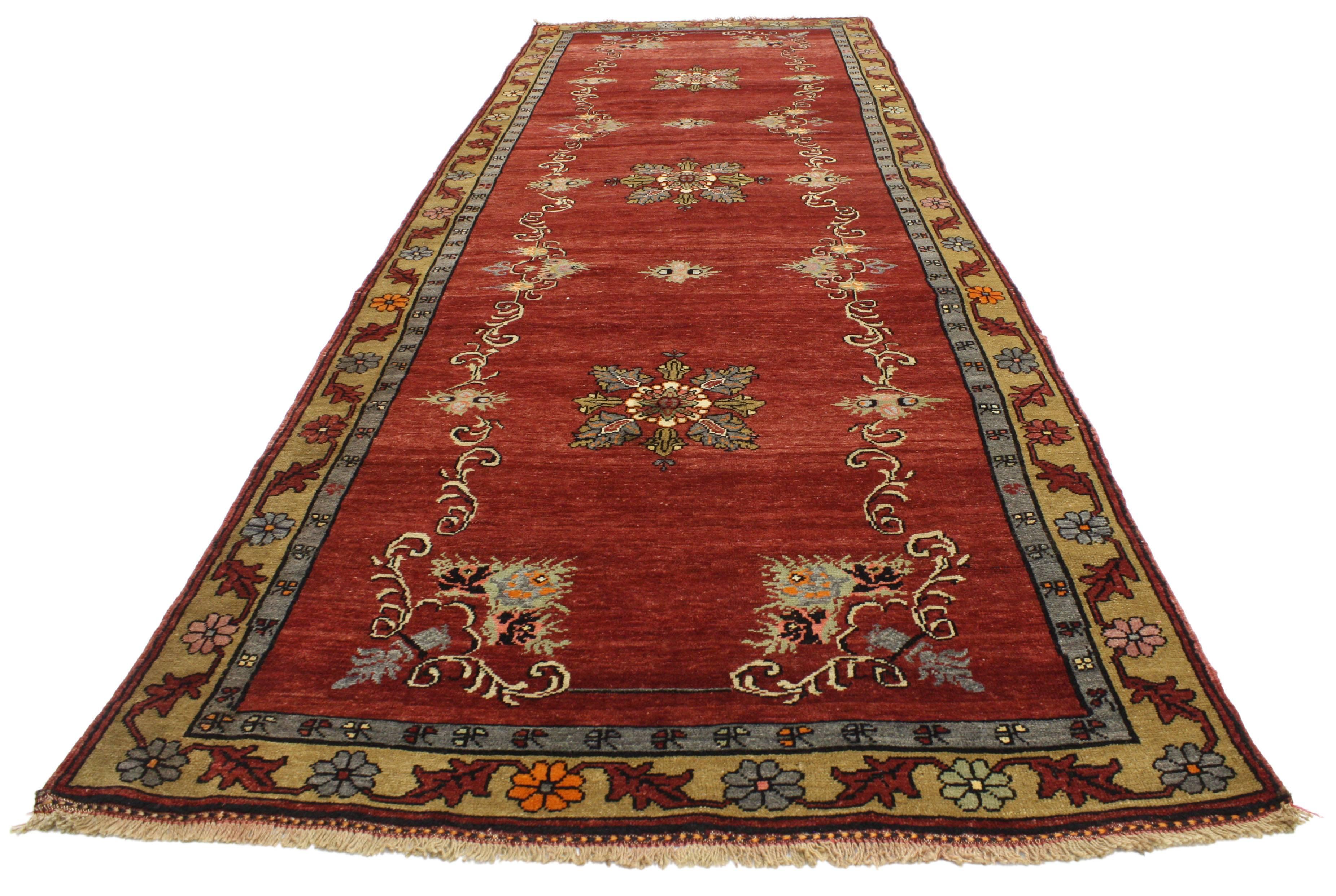 Turc Tapis de couloir vintage turc Oushak avec maison de manoir de style Tudor en vente