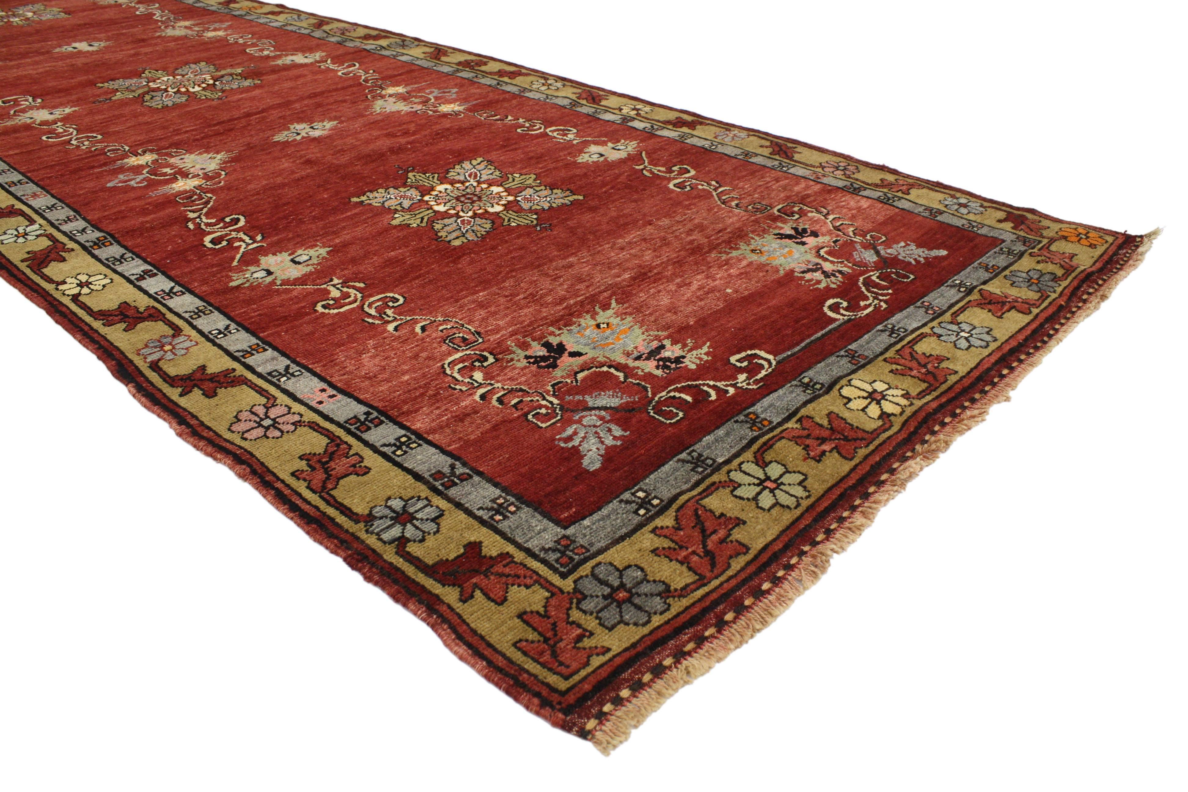 52147 Vintage Turkish Oushak Runner with Manor House Tudor Style.  Avec ses couleurs riches, sa symétrie majestueuse et ses détails ornementaux, ce chemin de table Oushak turc vintage en laine nouée à la main est équilibré et prêt à impressionner.